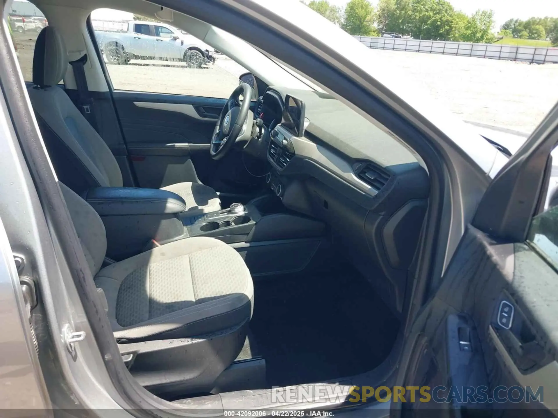 5 Photograph of a damaged car 1FMCU0G62NUB87670 FORD ESCAPE 2022