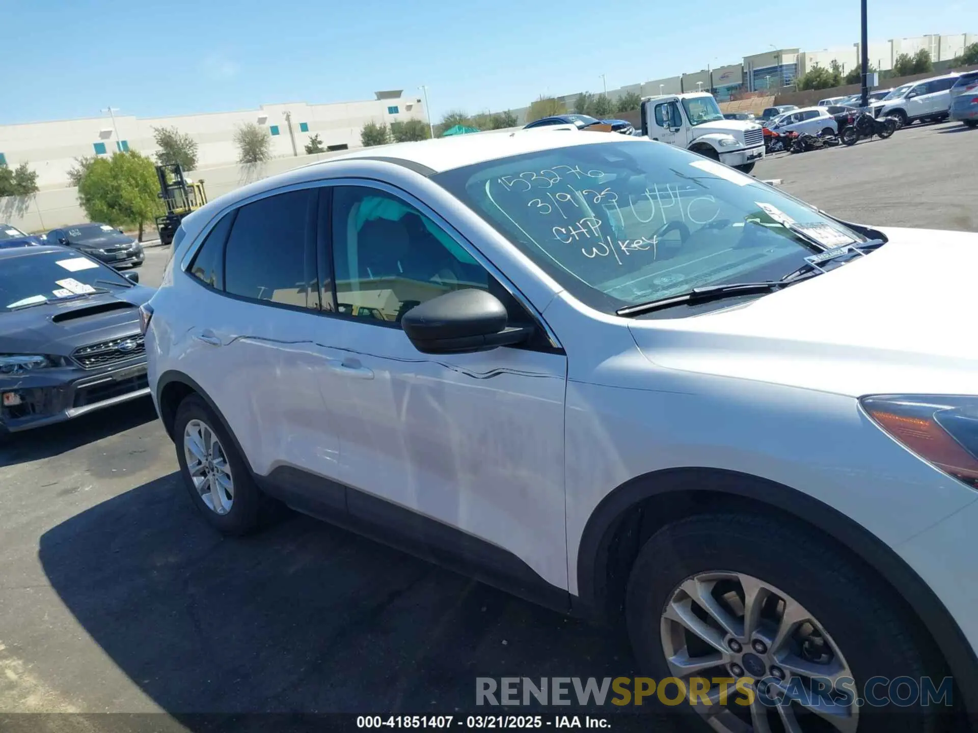 17 Photograph of a damaged car 1FMCU0G63NUB42236 FORD ESCAPE 2022