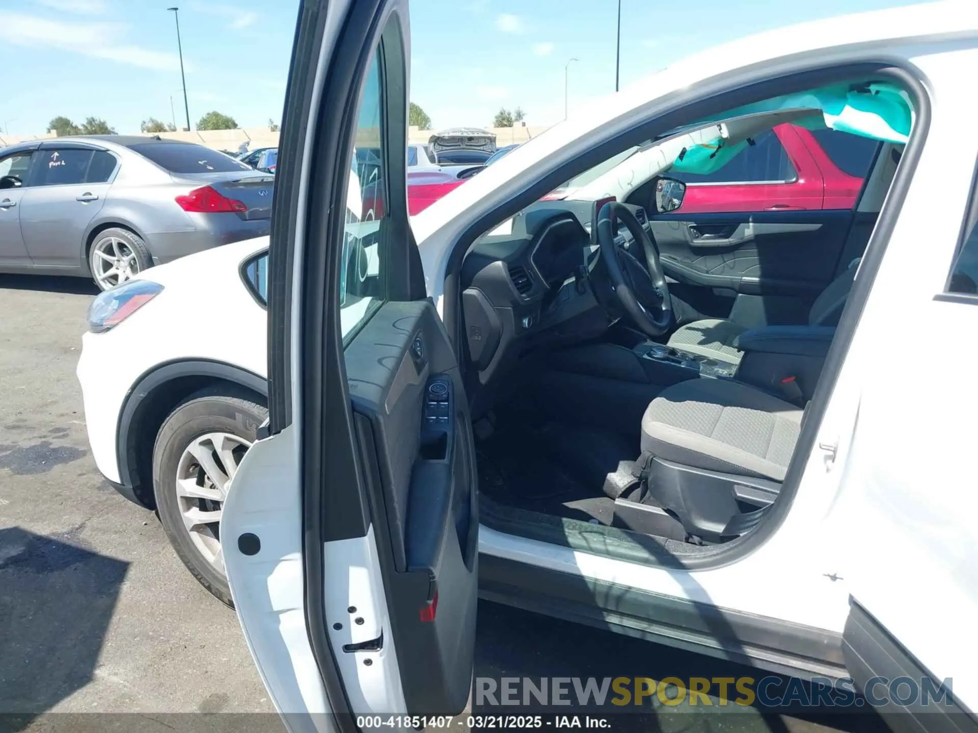 5 Photograph of a damaged car 1FMCU0G63NUB42236 FORD ESCAPE 2022
