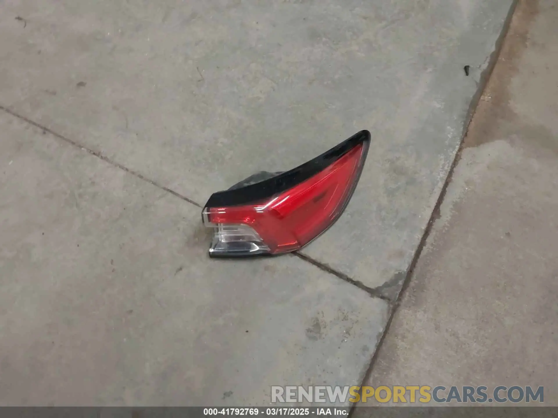 12 Photograph of a damaged car 1FMCU0G63NUB63135 FORD ESCAPE 2022