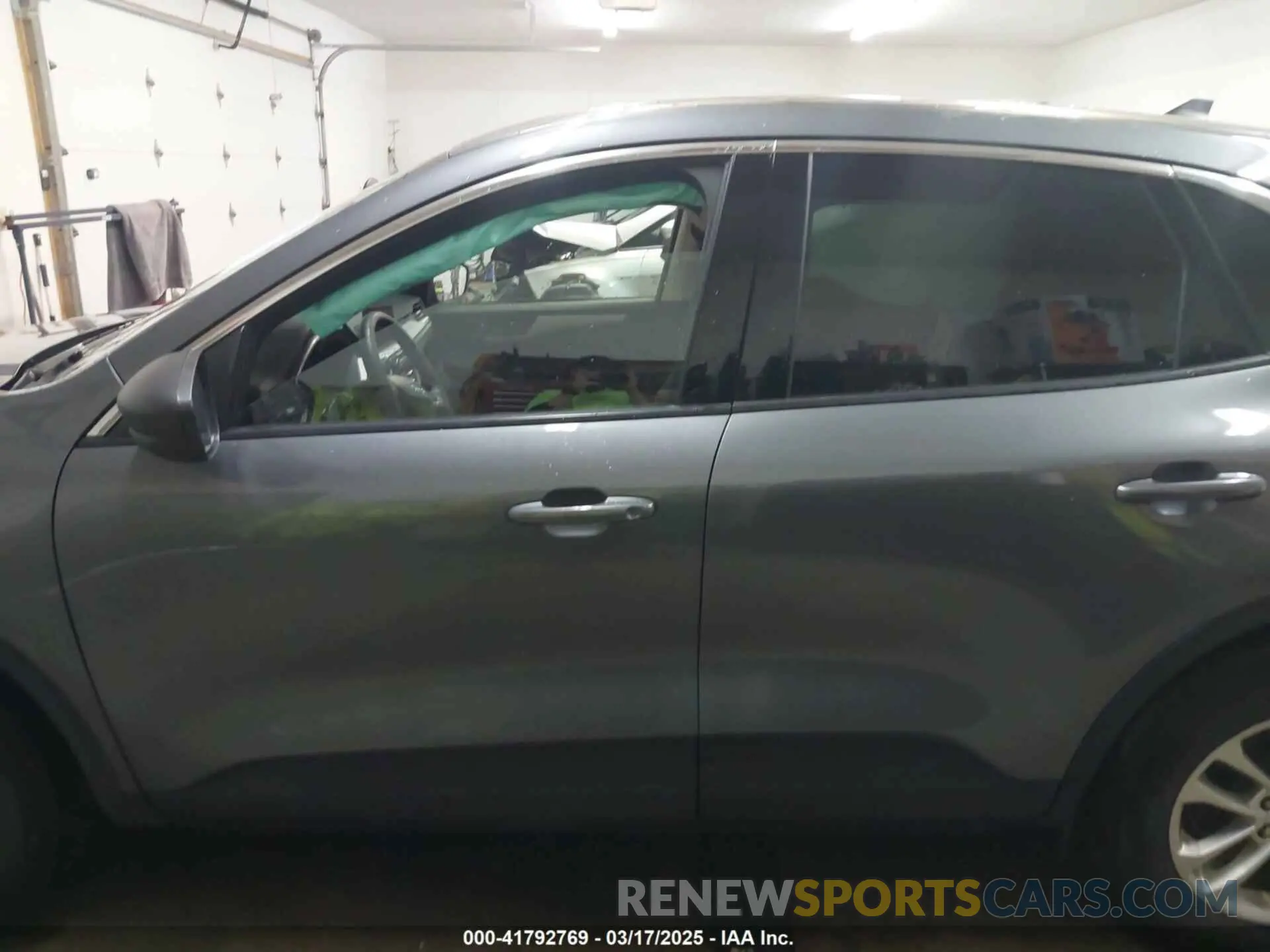 15 Photograph of a damaged car 1FMCU0G63NUB63135 FORD ESCAPE 2022