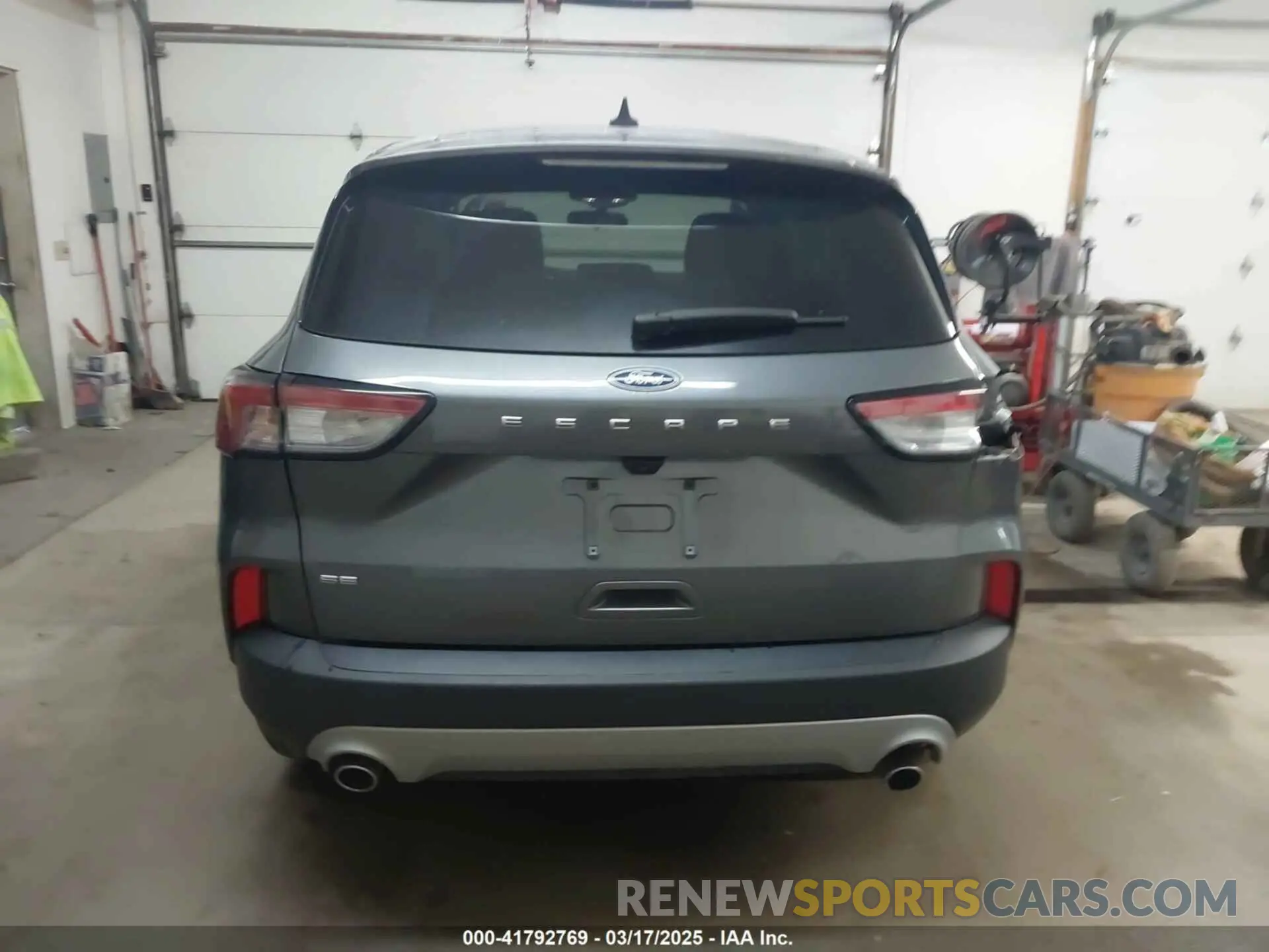 17 Photograph of a damaged car 1FMCU0G63NUB63135 FORD ESCAPE 2022