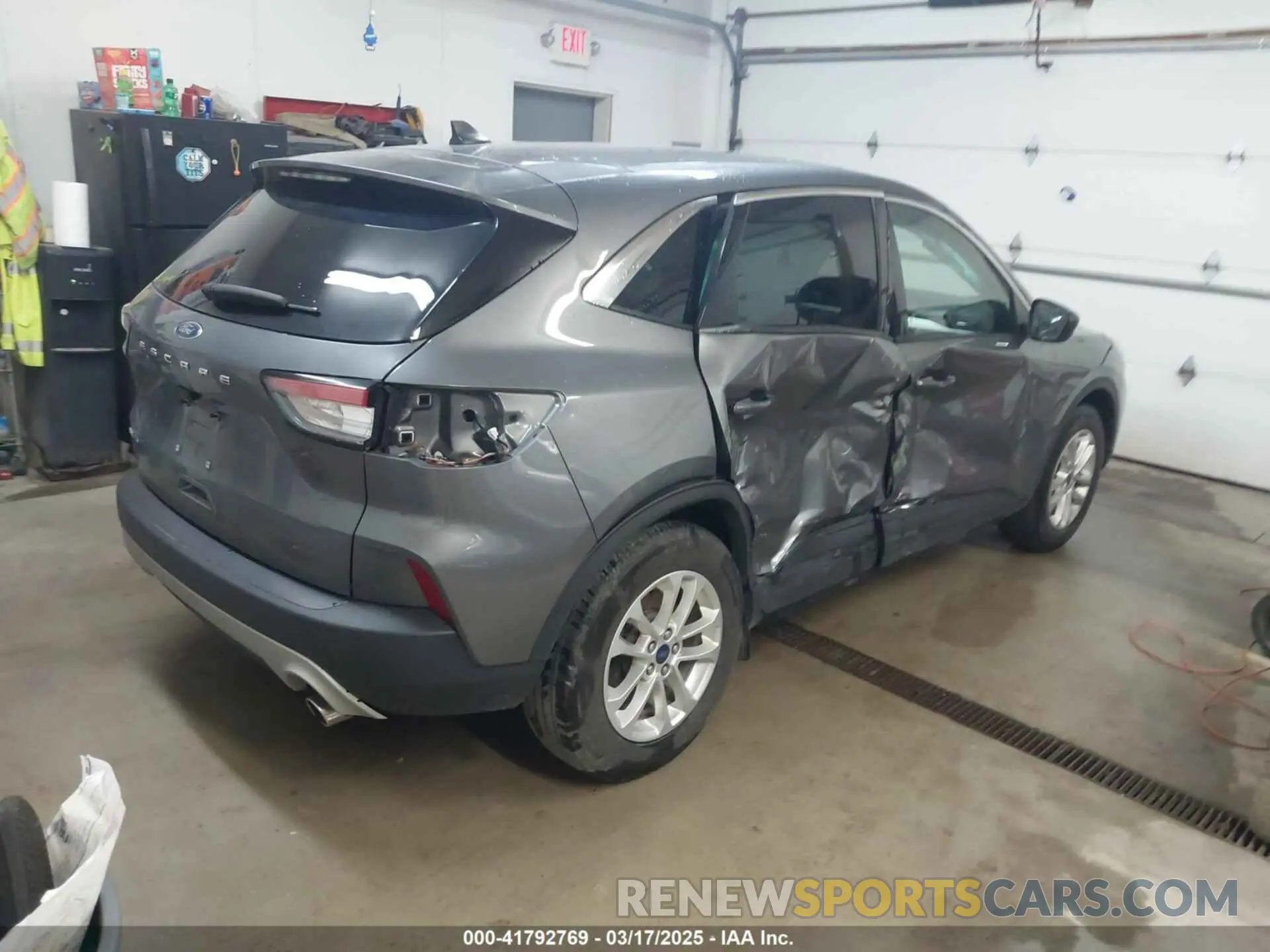 4 Photograph of a damaged car 1FMCU0G63NUB63135 FORD ESCAPE 2022