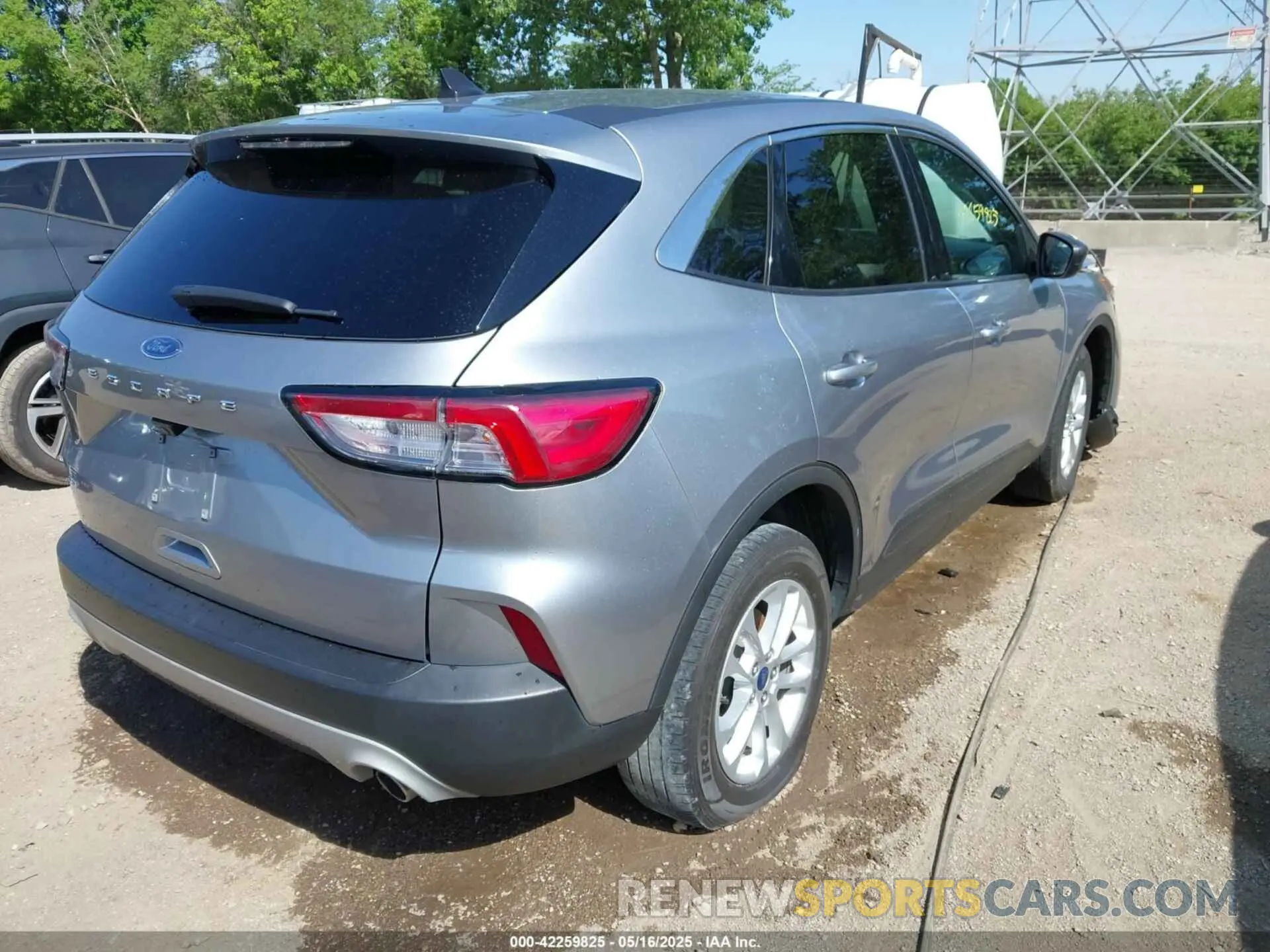 4 Photograph of a damaged car 1FMCU0G64NUA25622 FORD ESCAPE 2022