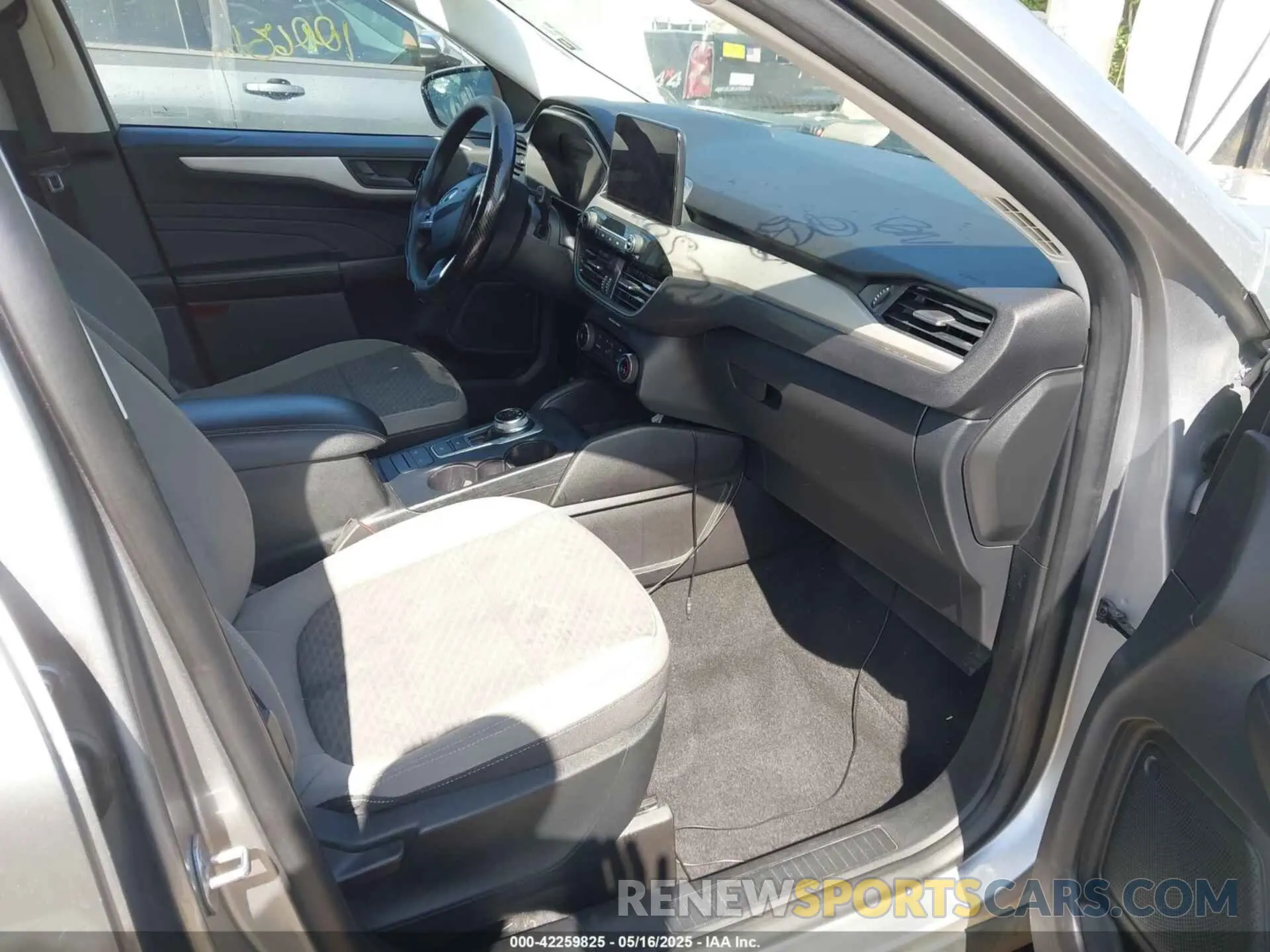 5 Photograph of a damaged car 1FMCU0G64NUA25622 FORD ESCAPE 2022