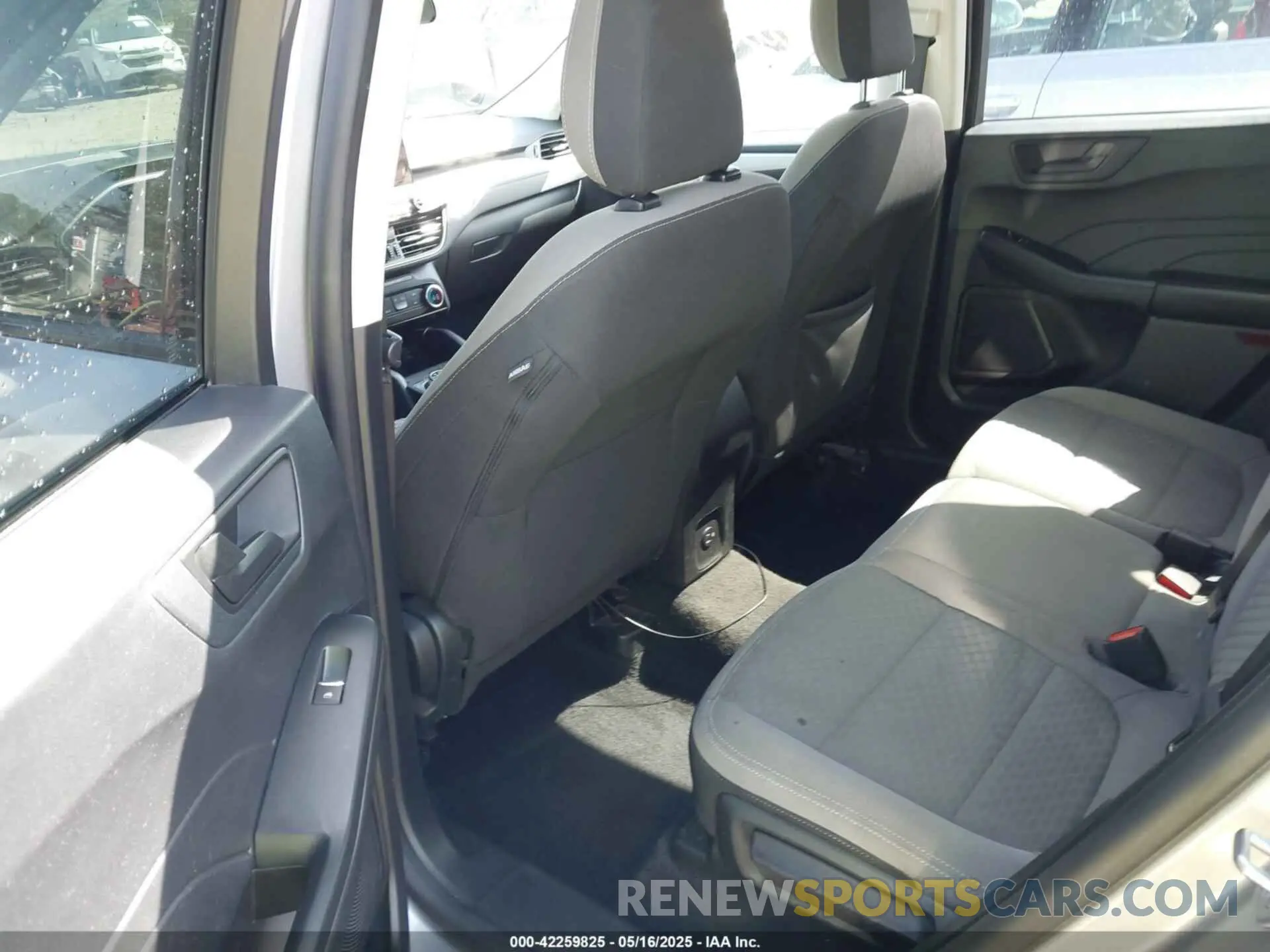 8 Photograph of a damaged car 1FMCU0G64NUA25622 FORD ESCAPE 2022