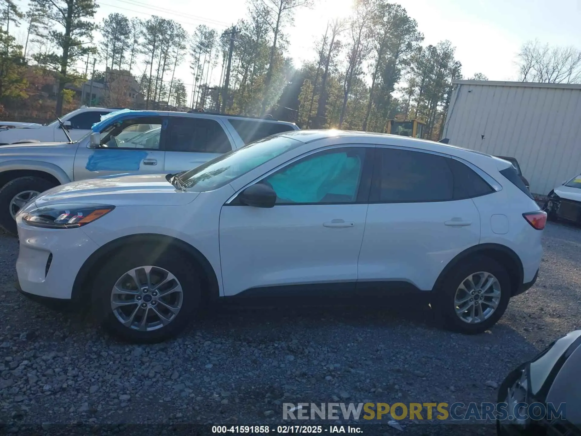 15 Photograph of a damaged car 1FMCU0G64NUA45143 FORD ESCAPE 2022