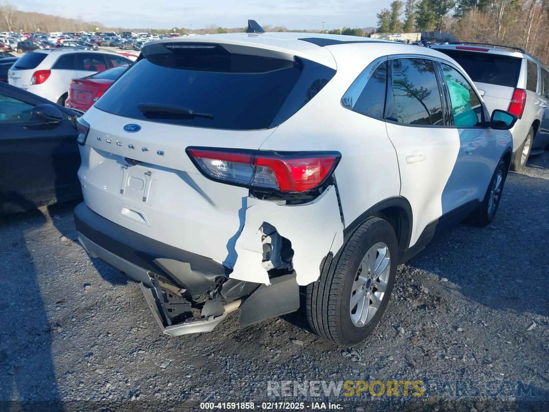 4 Photograph of a damaged car 1FMCU0G64NUA45143 FORD ESCAPE 2022