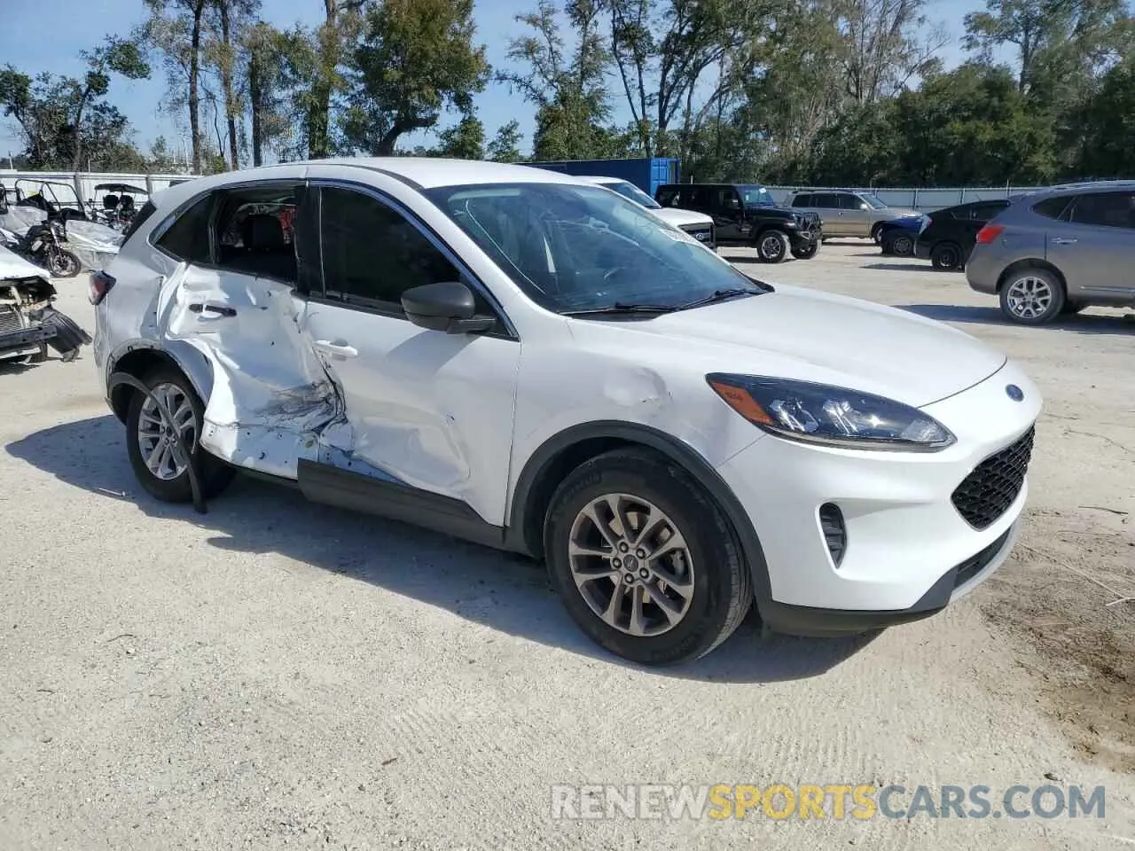 4 Photograph of a damaged car 1FMCU0G64NUA85402 FORD ESCAPE 2022