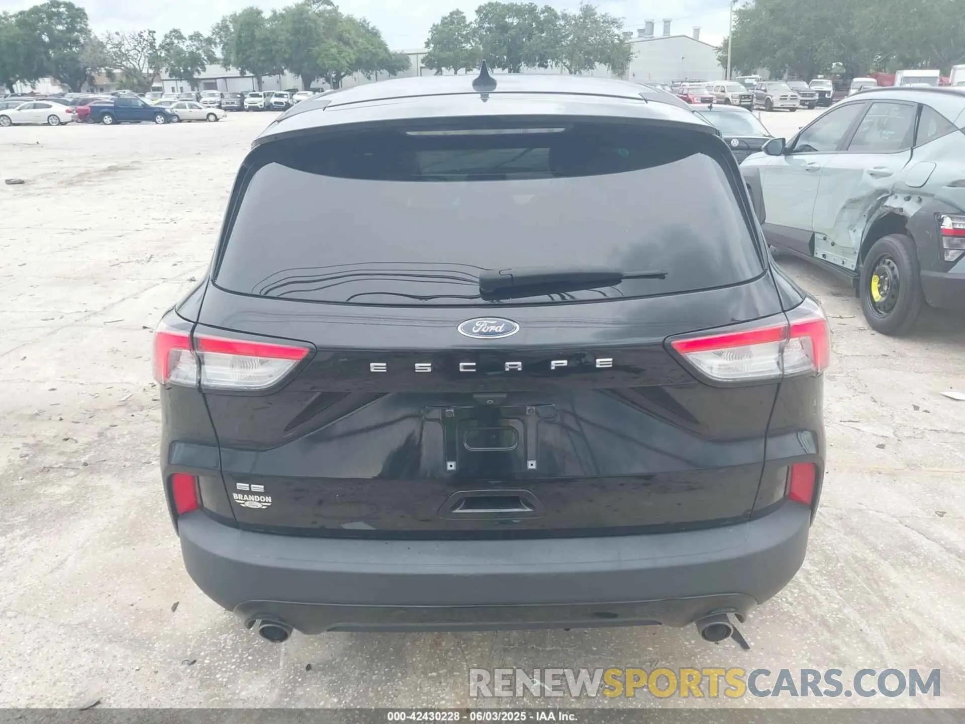 15 Photograph of a damaged car 1FMCU0G64NUA91023 FORD ESCAPE 2022