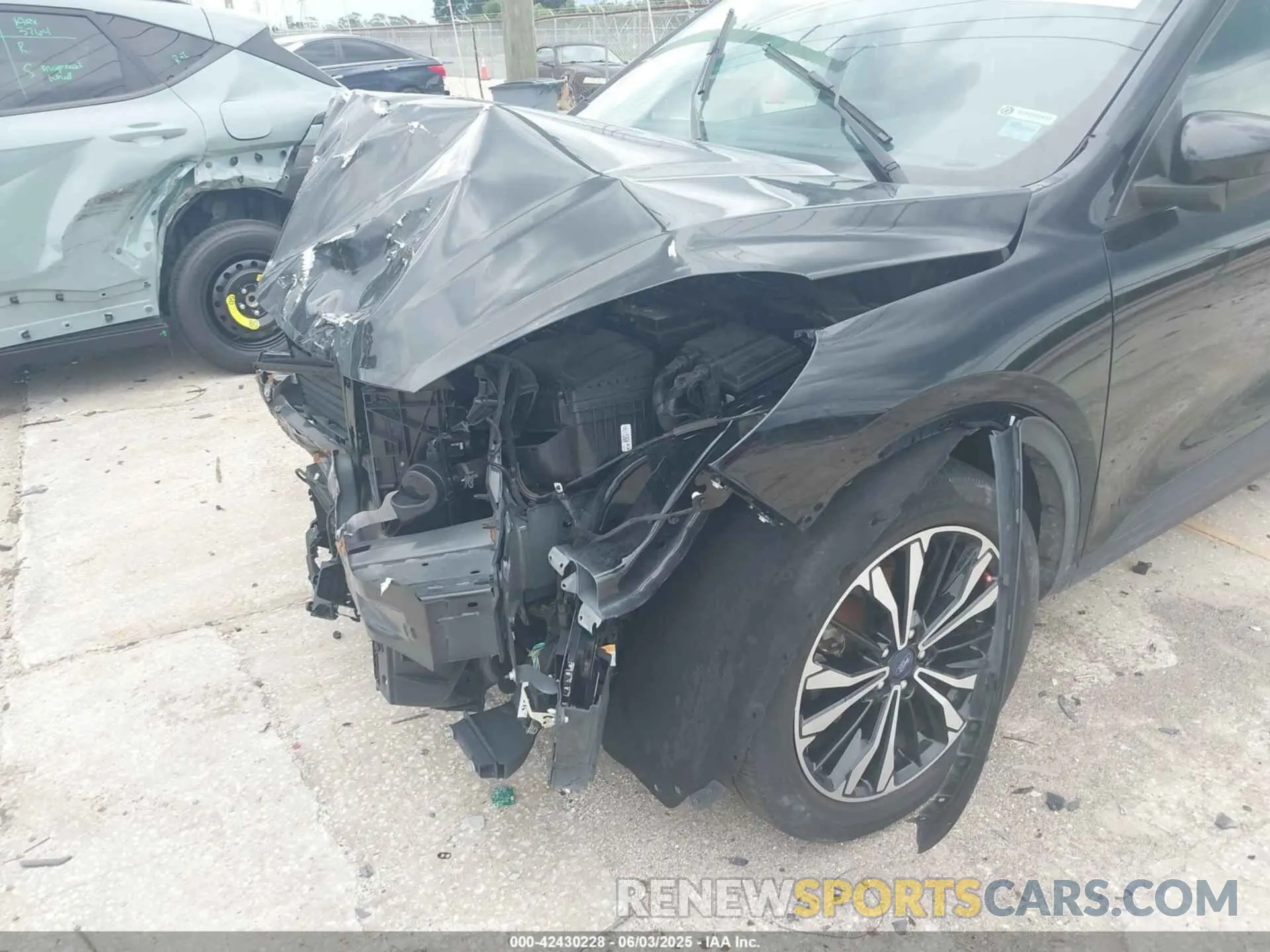 19 Photograph of a damaged car 1FMCU0G64NUA91023 FORD ESCAPE 2022