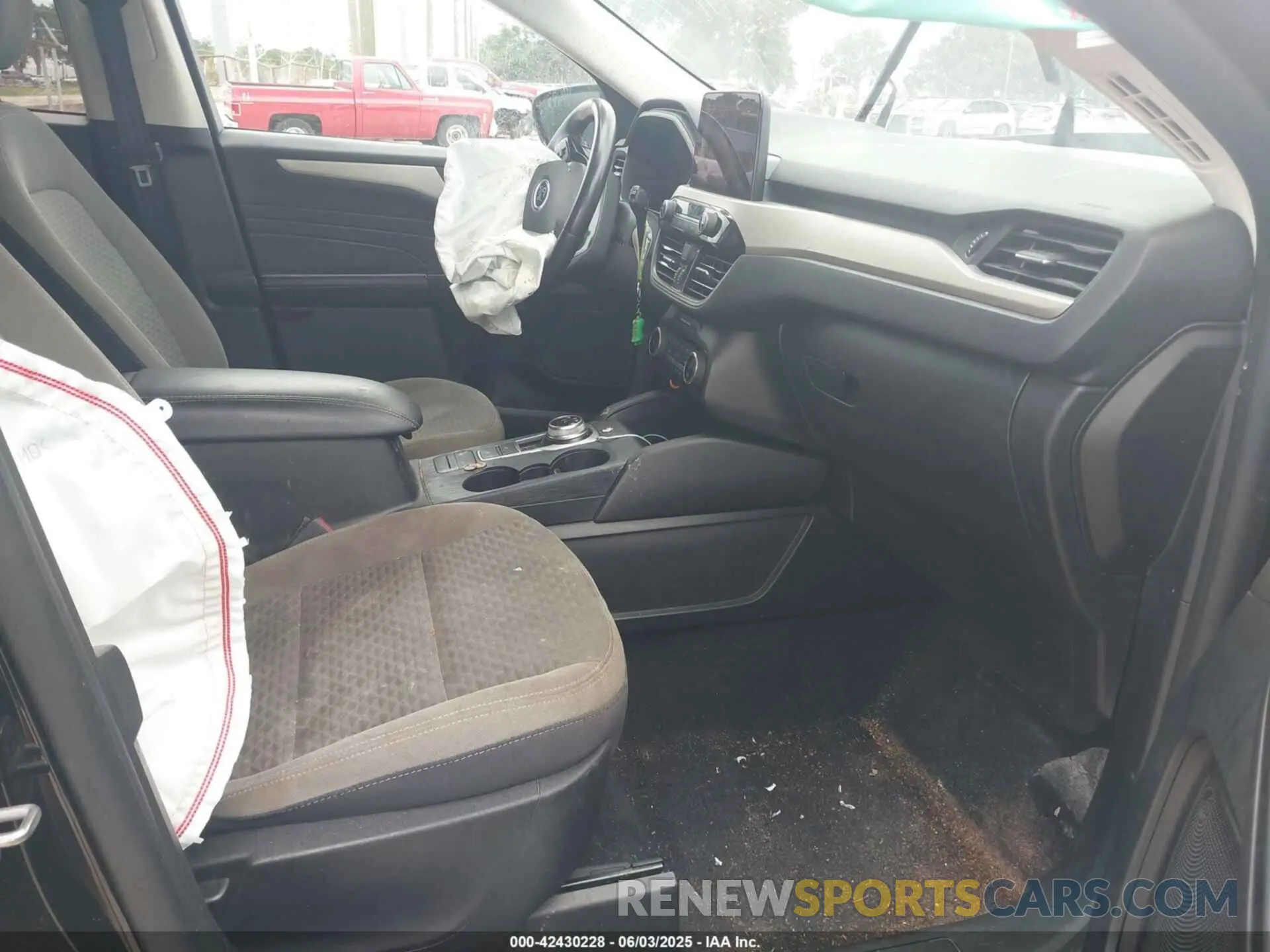 5 Photograph of a damaged car 1FMCU0G64NUA91023 FORD ESCAPE 2022