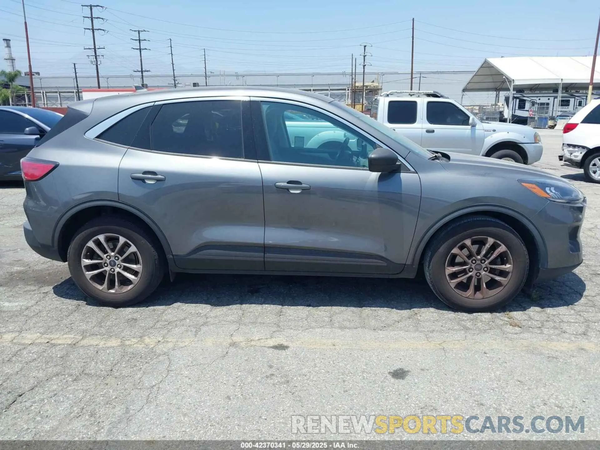 13 Photograph of a damaged car 1FMCU0G64NUB41242 FORD ESCAPE 2022
