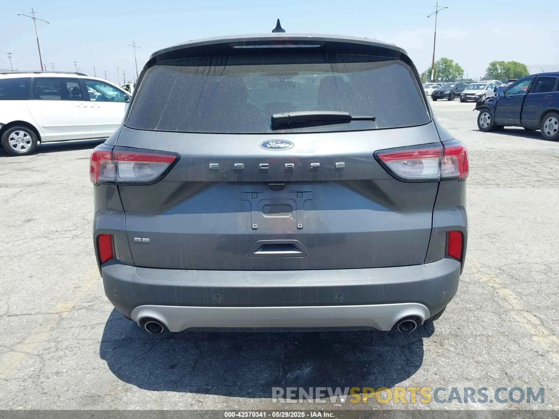 16 Photograph of a damaged car 1FMCU0G64NUB41242 FORD ESCAPE 2022