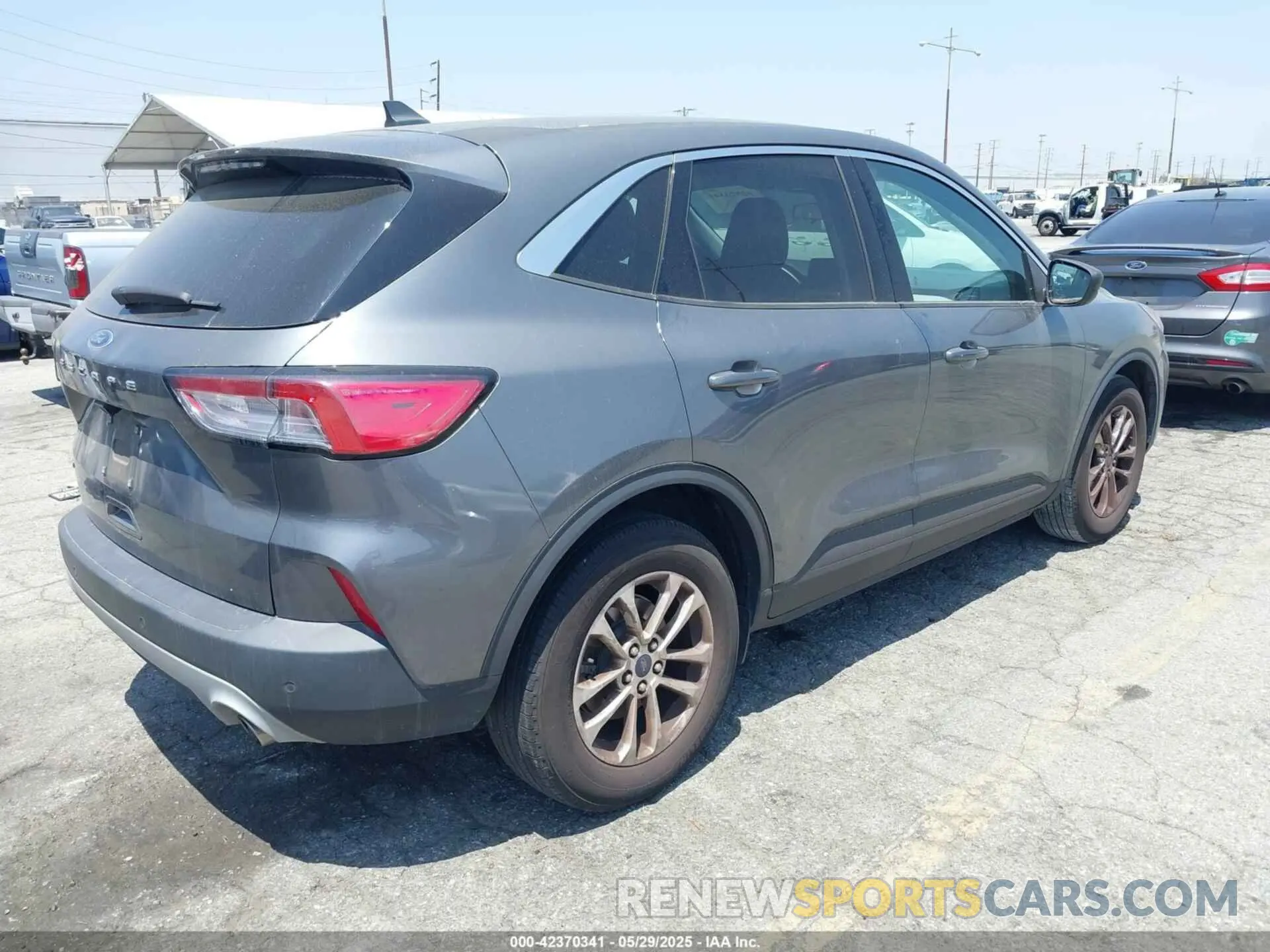 4 Photograph of a damaged car 1FMCU0G64NUB41242 FORD ESCAPE 2022