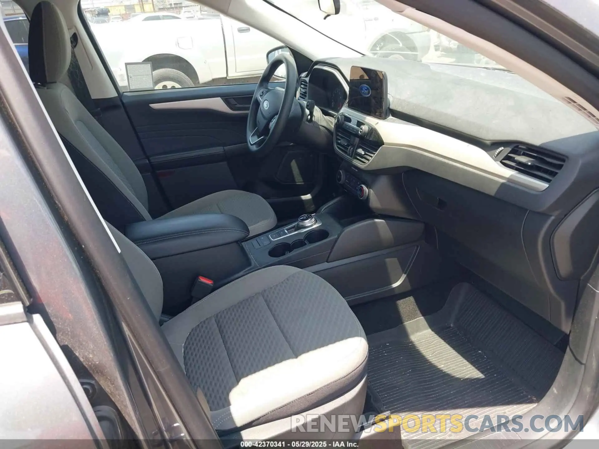 5 Photograph of a damaged car 1FMCU0G64NUB41242 FORD ESCAPE 2022