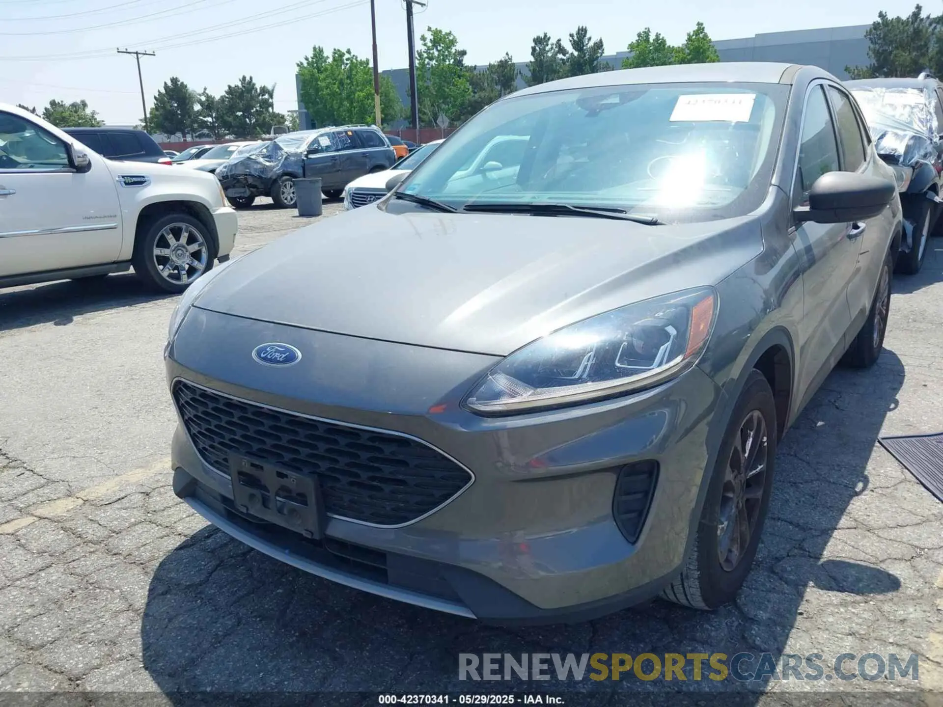 6 Photograph of a damaged car 1FMCU0G64NUB41242 FORD ESCAPE 2022