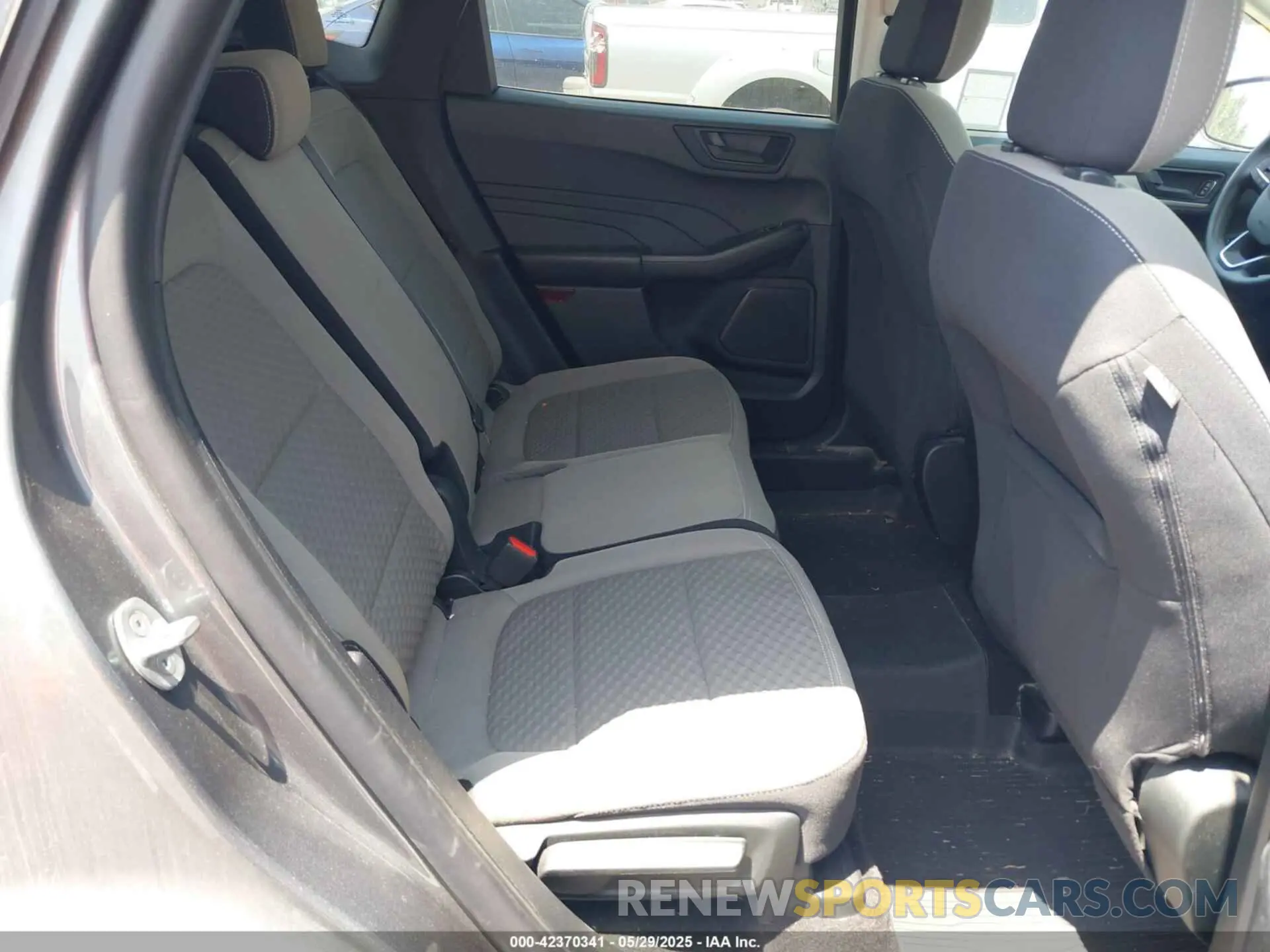 8 Photograph of a damaged car 1FMCU0G64NUB41242 FORD ESCAPE 2022