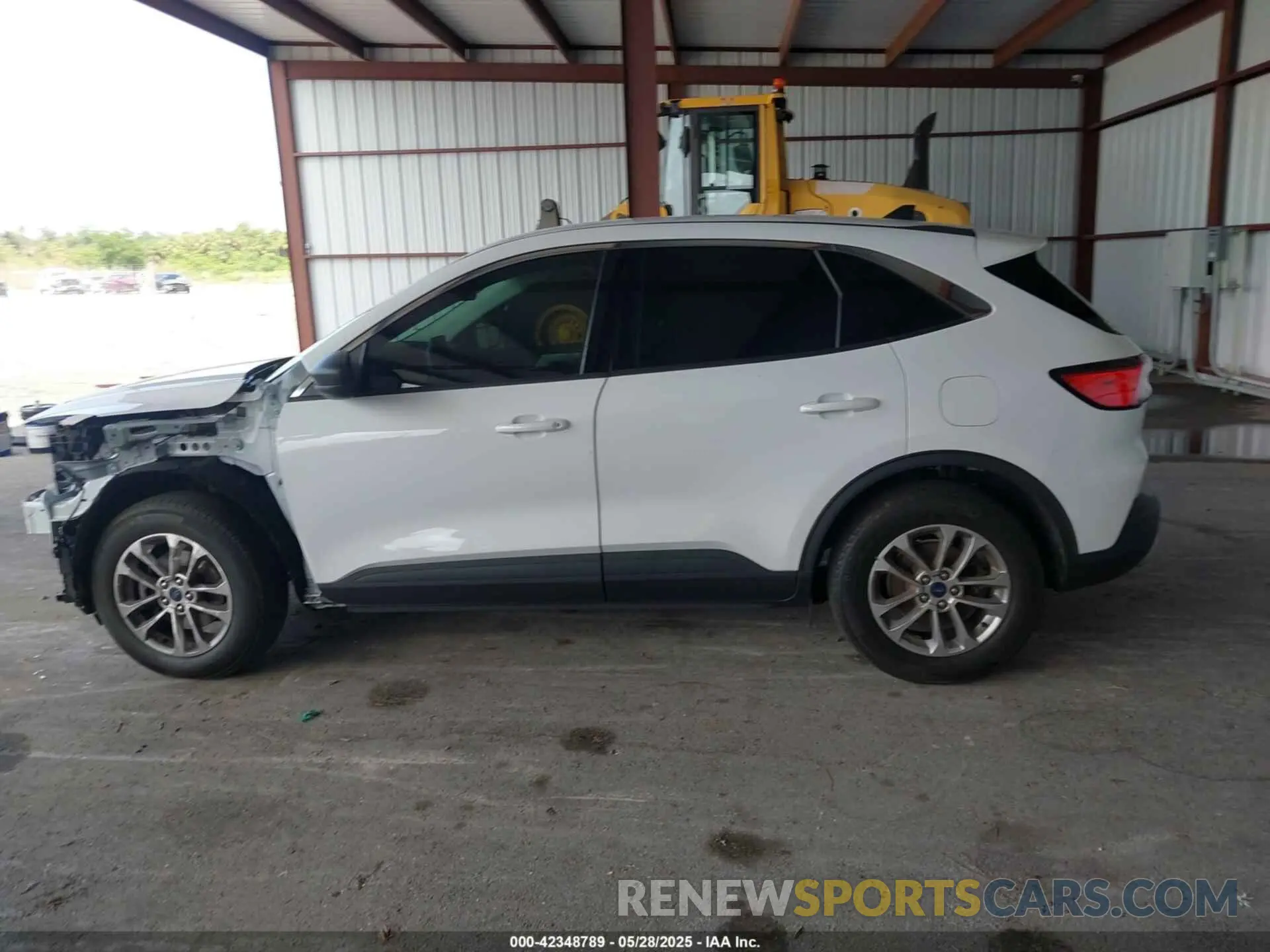 15 Photograph of a damaged car 1FMCU0G64NUB81742 FORD ESCAPE 2022
