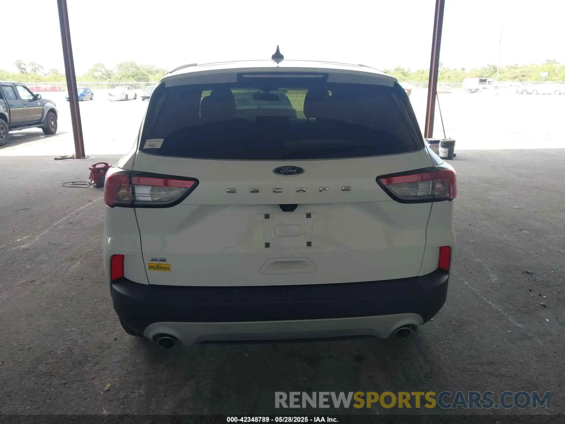 17 Photograph of a damaged car 1FMCU0G64NUB81742 FORD ESCAPE 2022