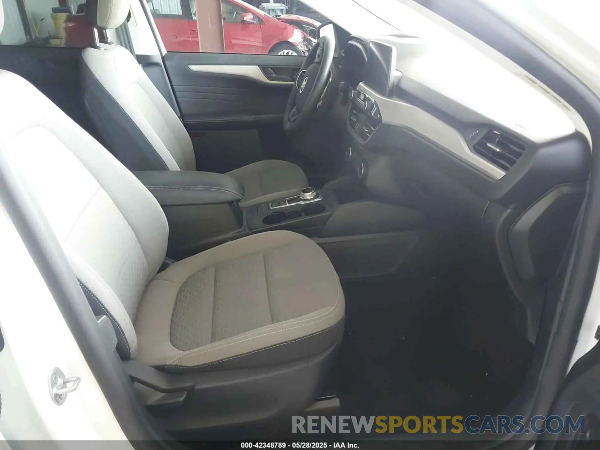 5 Photograph of a damaged car 1FMCU0G64NUB81742 FORD ESCAPE 2022
