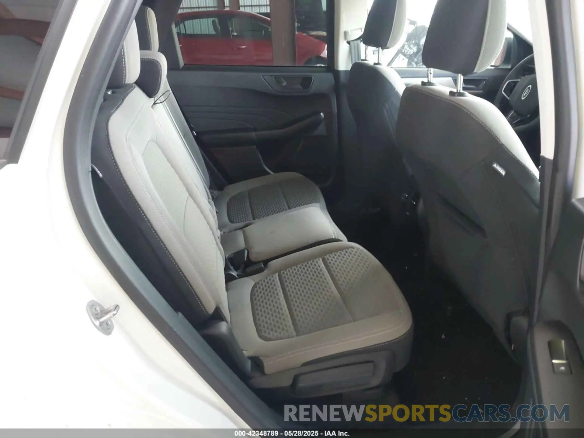 8 Photograph of a damaged car 1FMCU0G64NUB81742 FORD ESCAPE 2022
