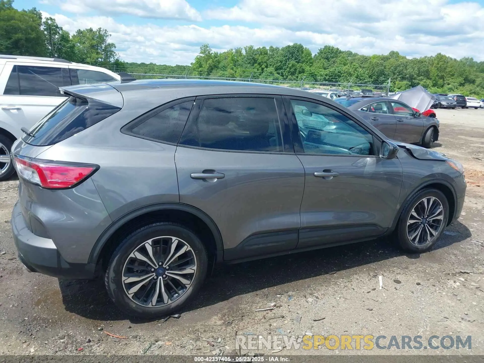 14 Photograph of a damaged car 1FMCU0G64NUB96239 FORD ESCAPE 2022