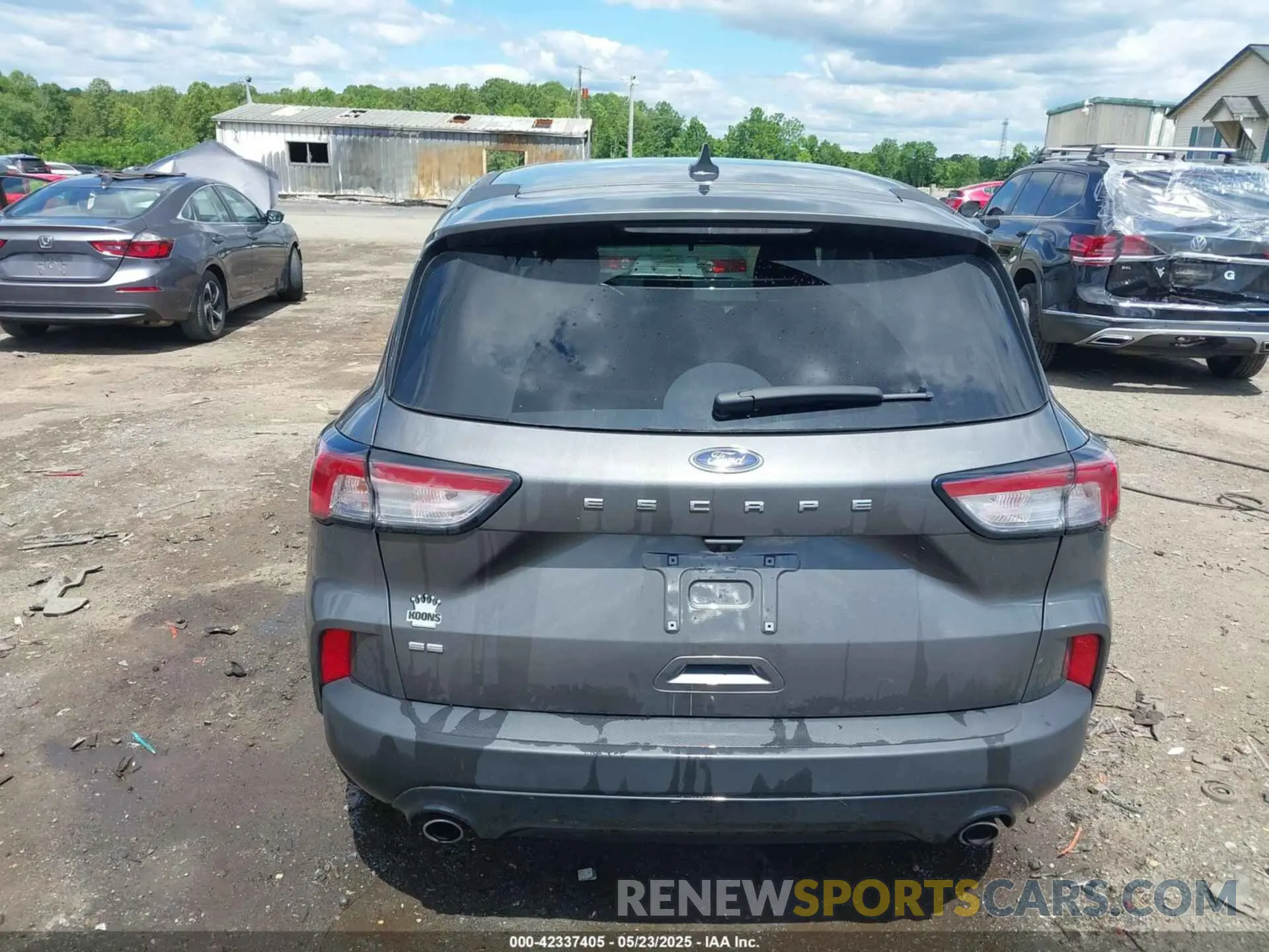 17 Photograph of a damaged car 1FMCU0G64NUB96239 FORD ESCAPE 2022