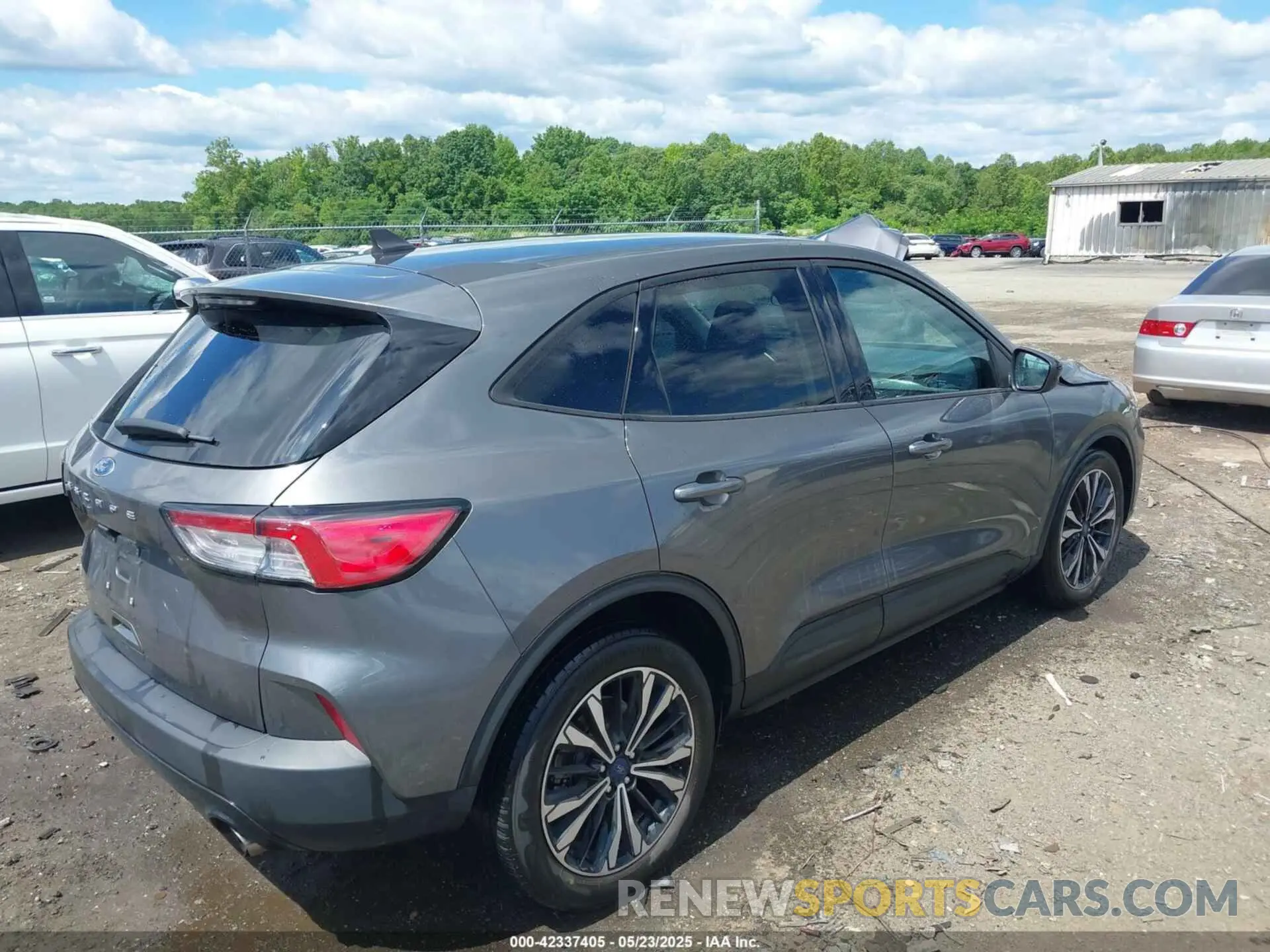 4 Photograph of a damaged car 1FMCU0G64NUB96239 FORD ESCAPE 2022