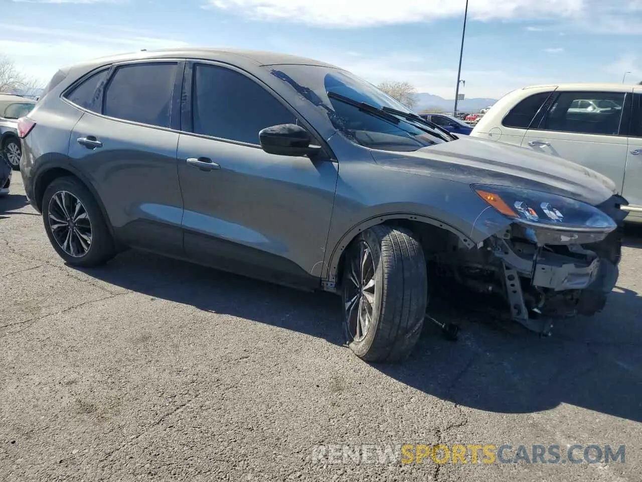 4 Photograph of a damaged car 1FMCU0G65NUB62066 FORD ESCAPE 2022