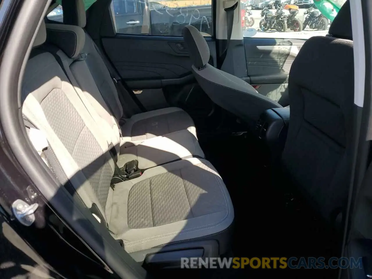 11 Photograph of a damaged car 1FMCU0G65NUB83158 FORD ESCAPE 2022