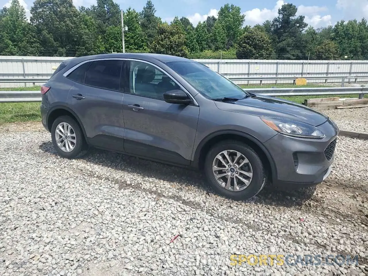 4 Photograph of a damaged car 1FMCU0G66NUA46634 FORD ESCAPE 2022