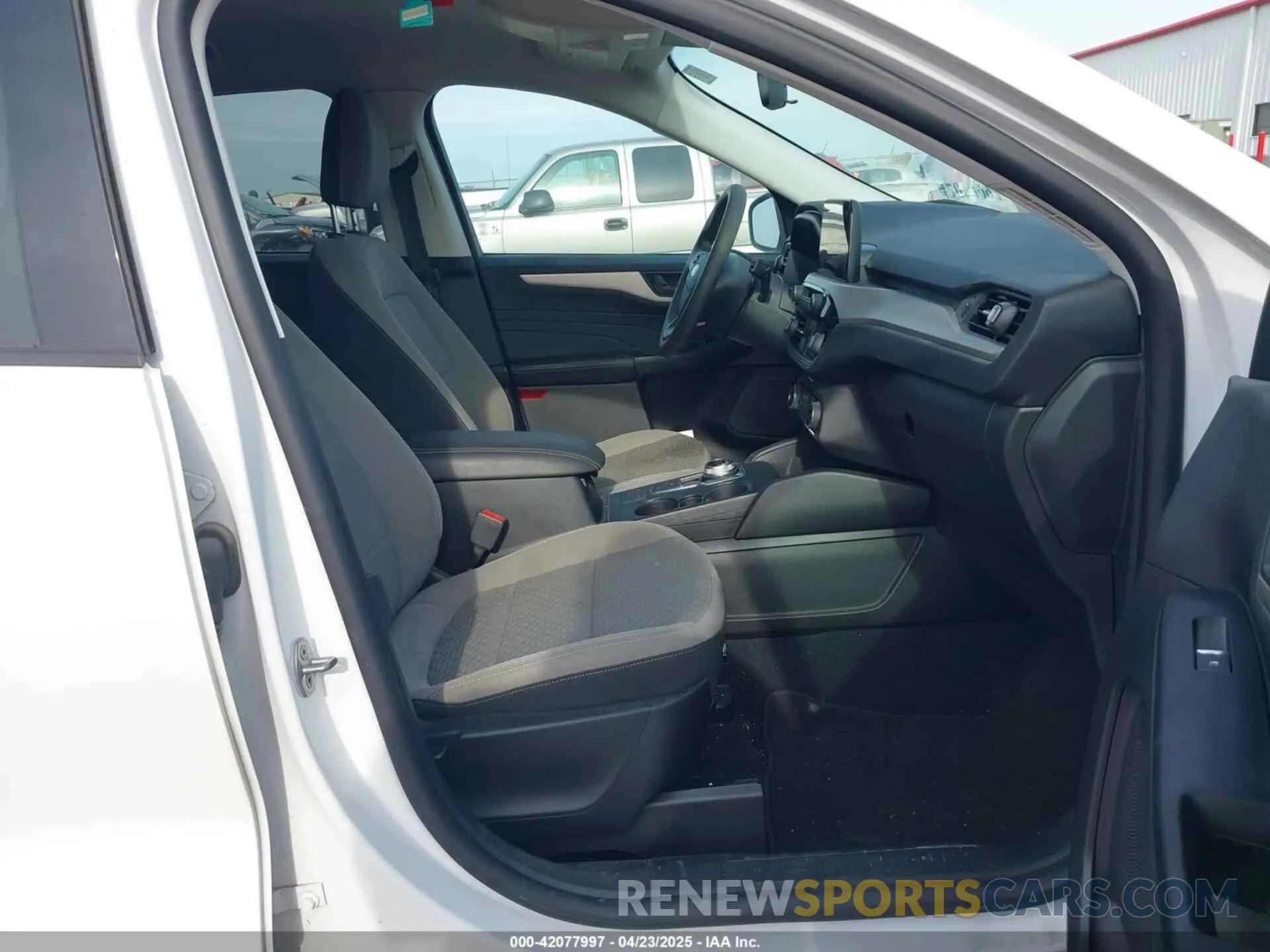 5 Photograph of a damaged car 1FMCU0G66NUB01020 FORD ESCAPE 2022