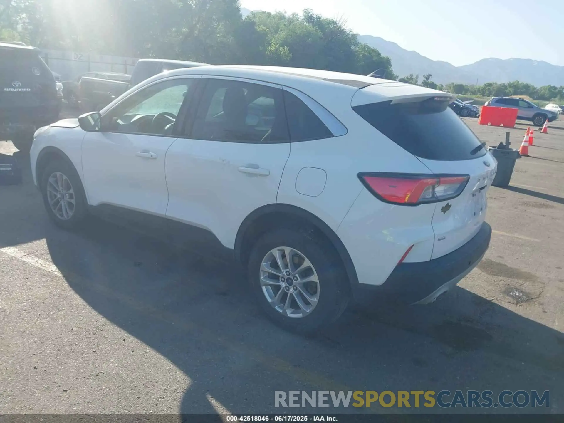 3 Photograph of a damaged car 1FMCU0G66NUB30484 FORD ESCAPE 2022