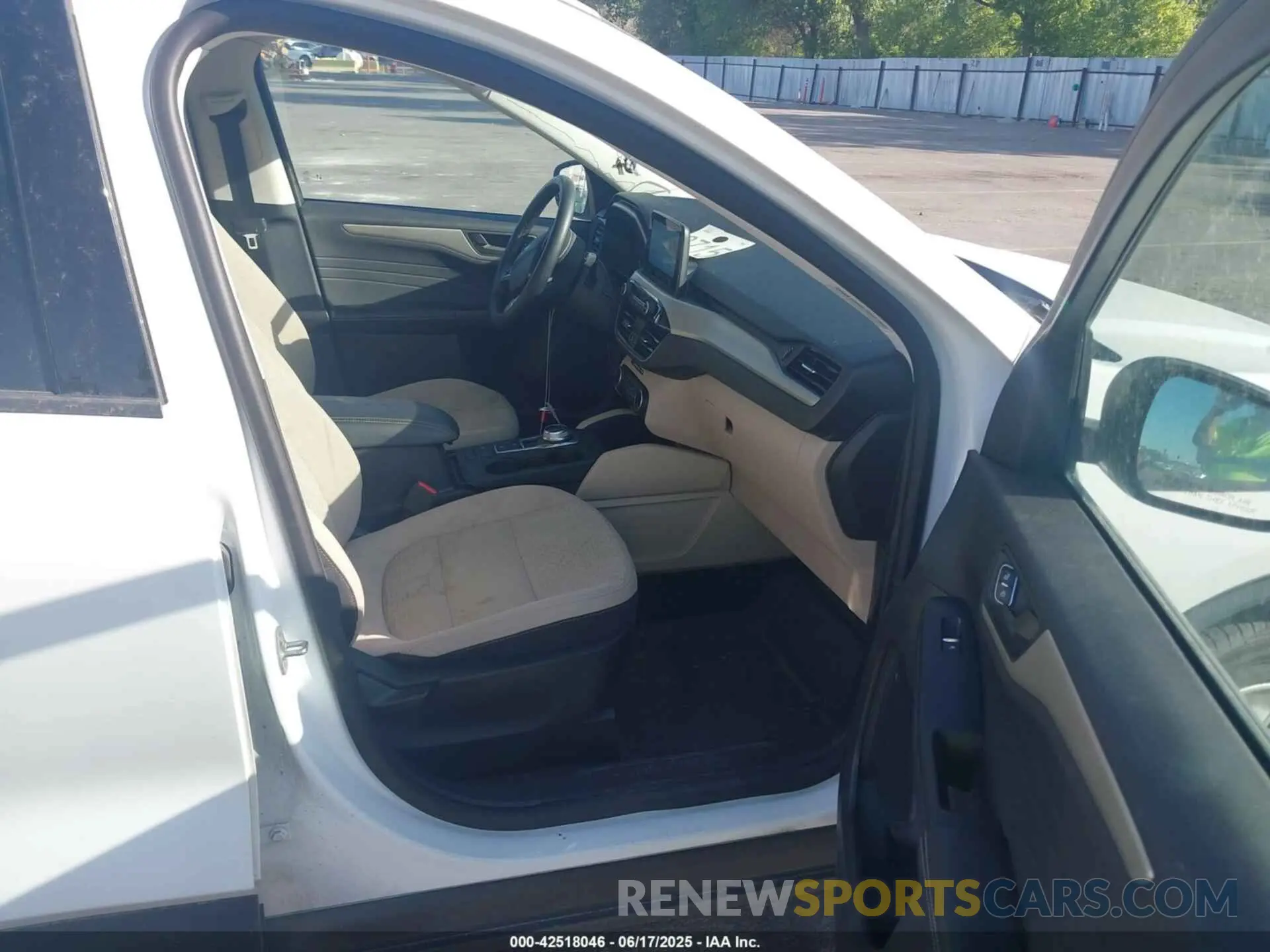 5 Photograph of a damaged car 1FMCU0G66NUB30484 FORD ESCAPE 2022