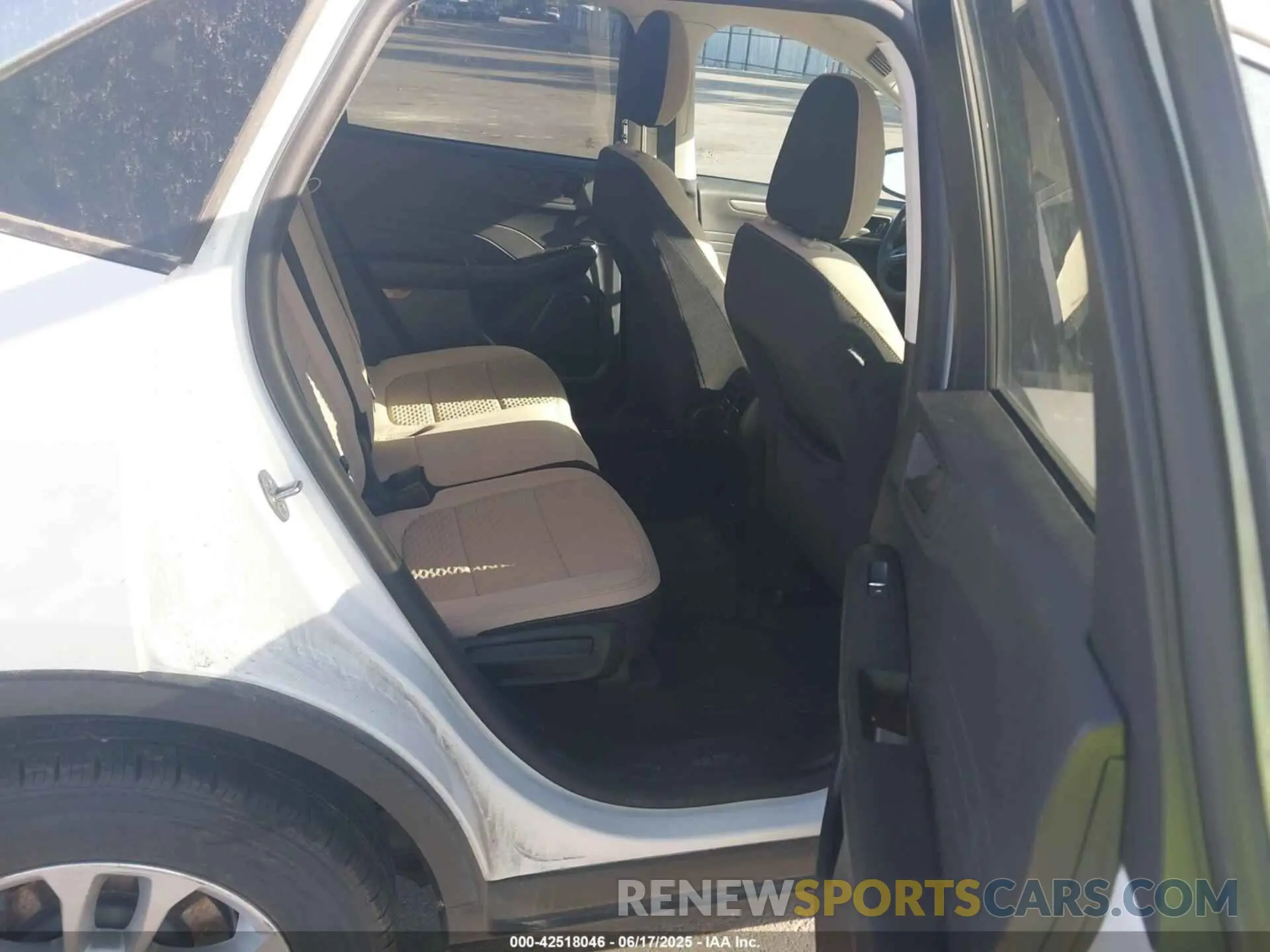 8 Photograph of a damaged car 1FMCU0G66NUB30484 FORD ESCAPE 2022