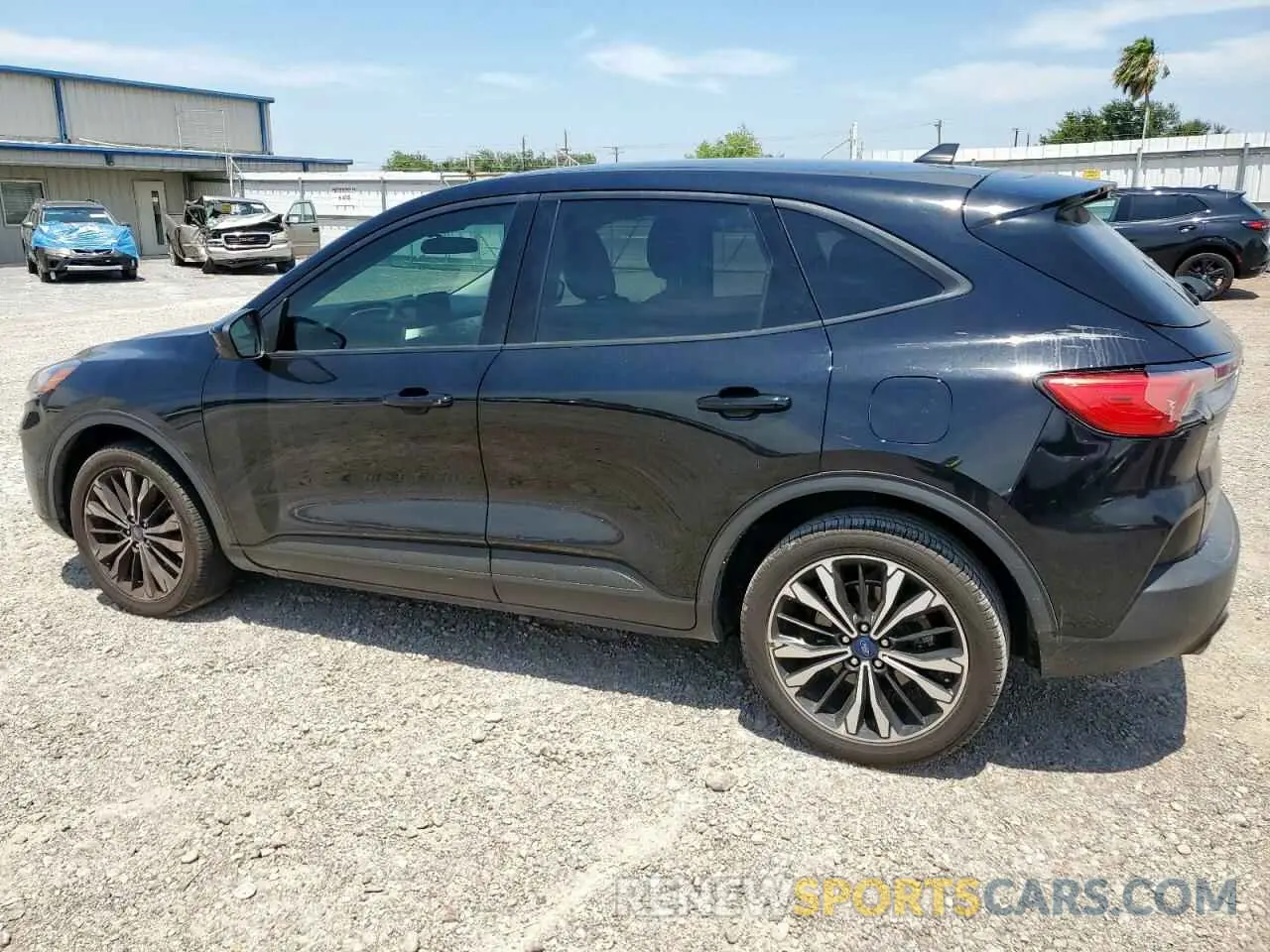 2 Photograph of a damaged car 1FMCU0G66NUB39377 FORD ESCAPE 2022