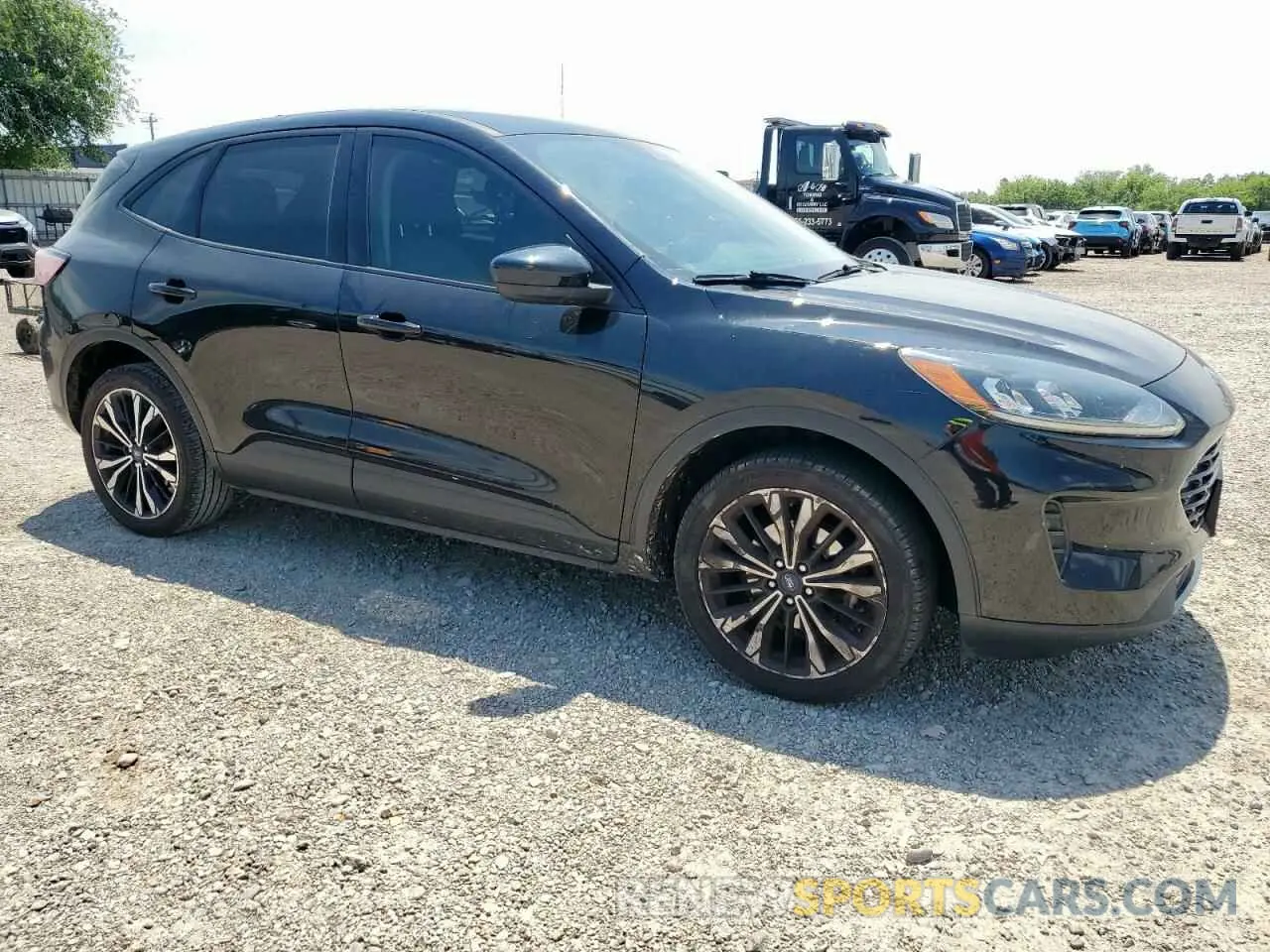 4 Photograph of a damaged car 1FMCU0G66NUB39377 FORD ESCAPE 2022