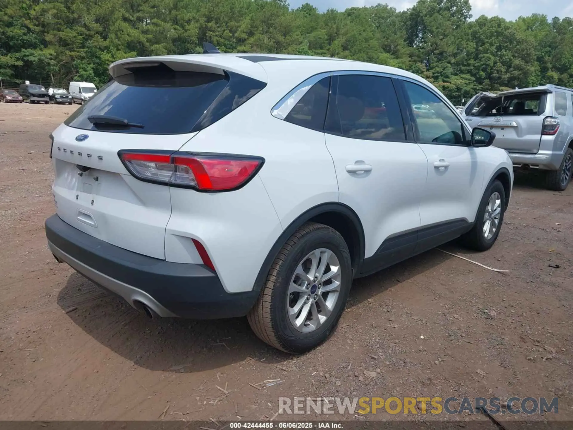 4 Photograph of a damaged car 1FMCU0G66NUB82519 FORD ESCAPE 2022