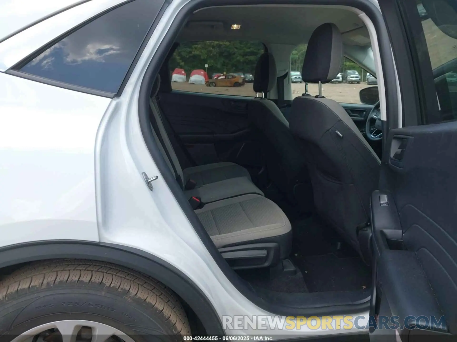 8 Photograph of a damaged car 1FMCU0G66NUB82519 FORD ESCAPE 2022