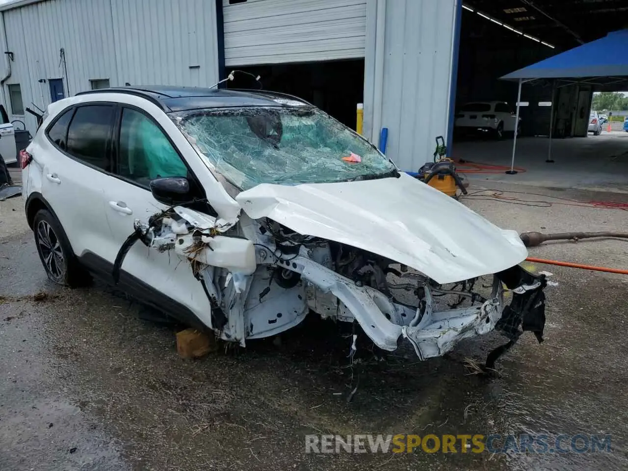 4 Photograph of a damaged car 1FMCU0G66NUB83637 FORD ESCAPE 2022