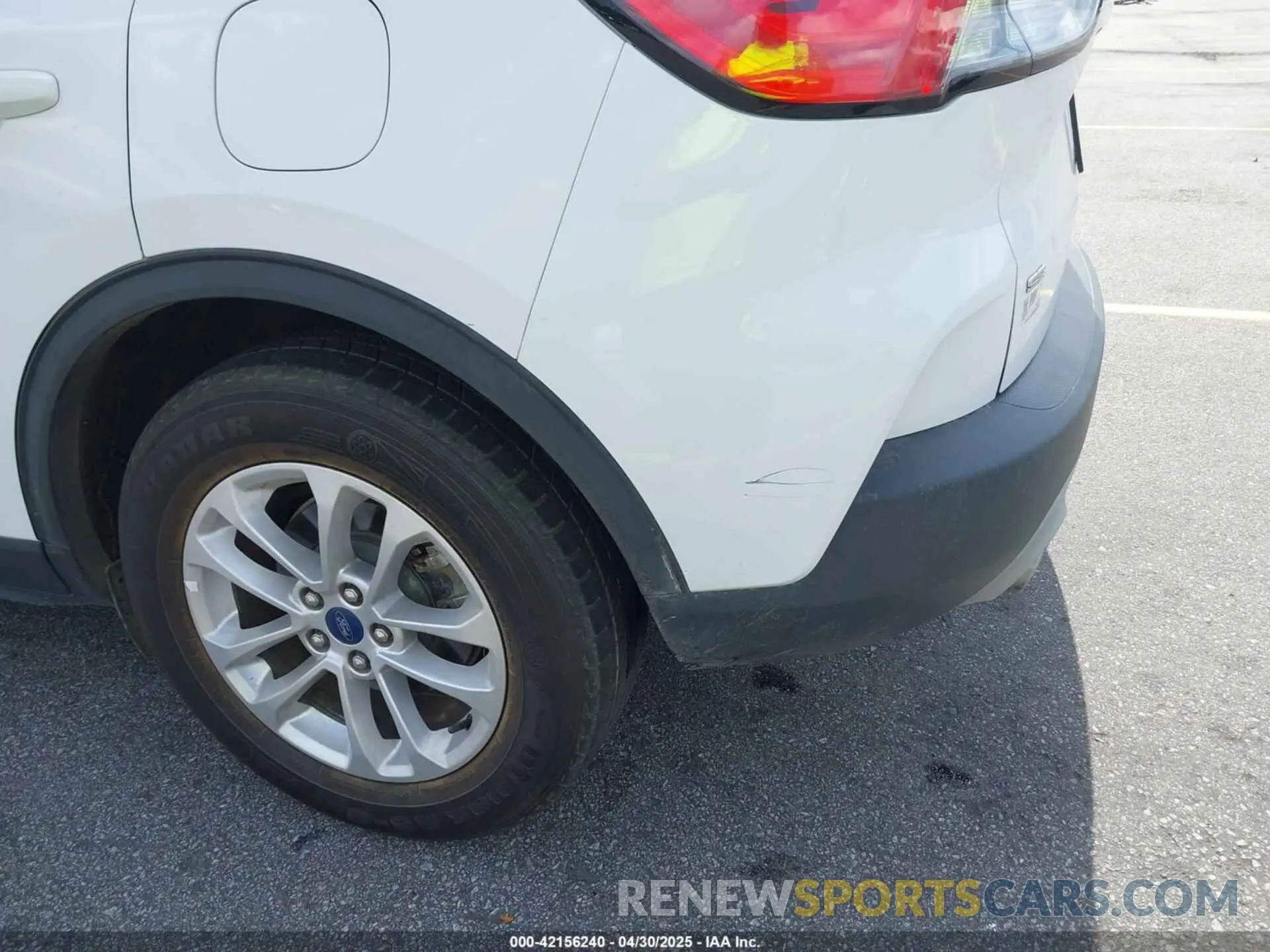 19 Photograph of a damaged car 1FMCU0G67NUA84373 FORD ESCAPE 2022