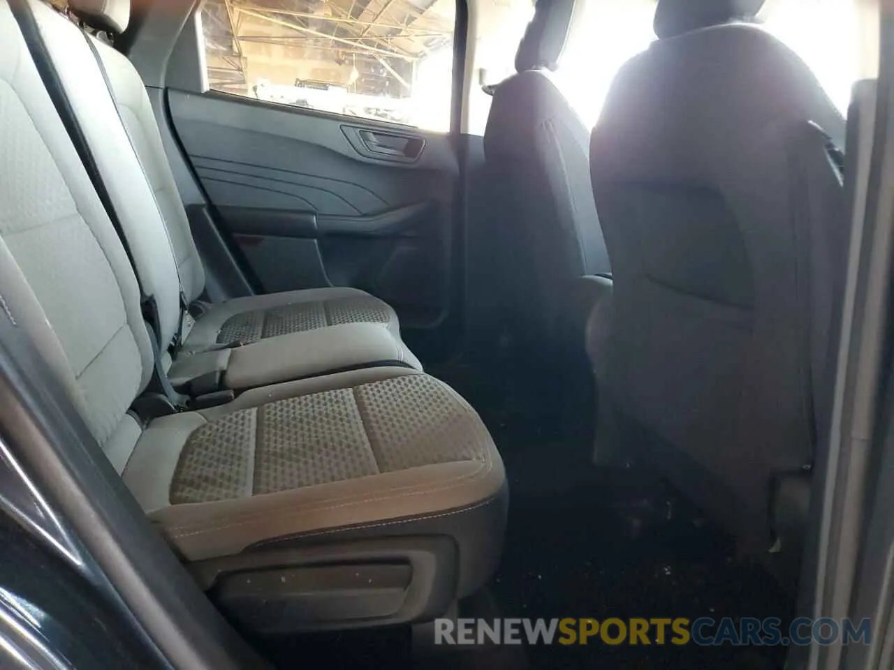 10 Photograph of a damaged car 1FMCU0G67NUB14813 FORD ESCAPE 2022