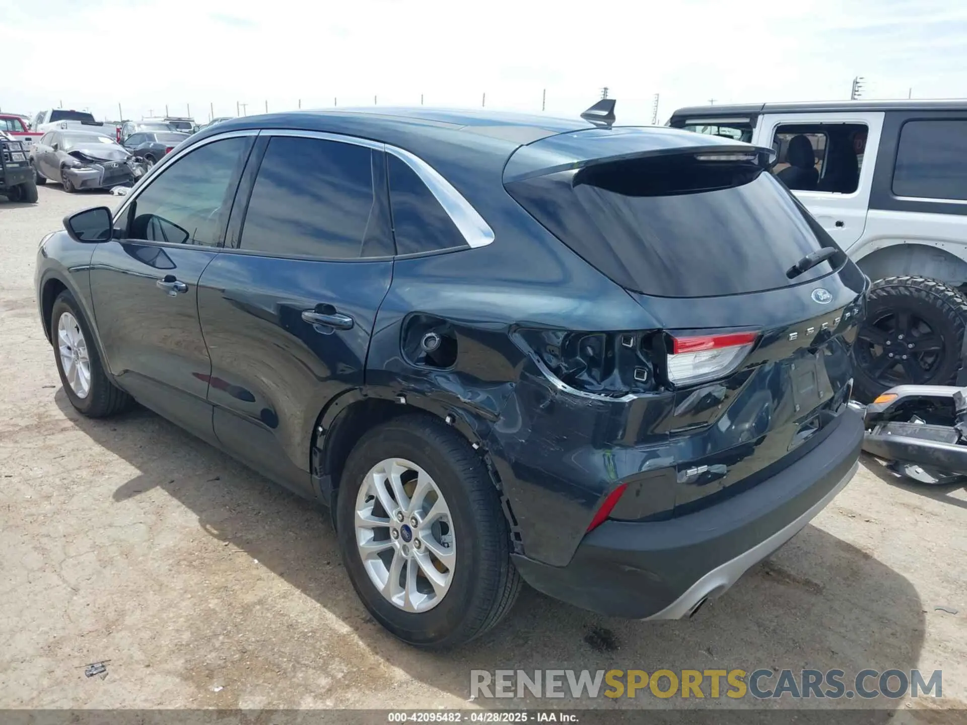 3 Photograph of a damaged car 1FMCU0G67NUB83713 FORD ESCAPE 2022