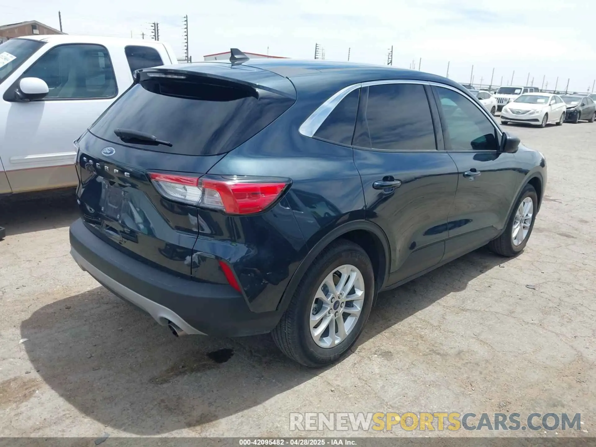 4 Photograph of a damaged car 1FMCU0G67NUB83713 FORD ESCAPE 2022