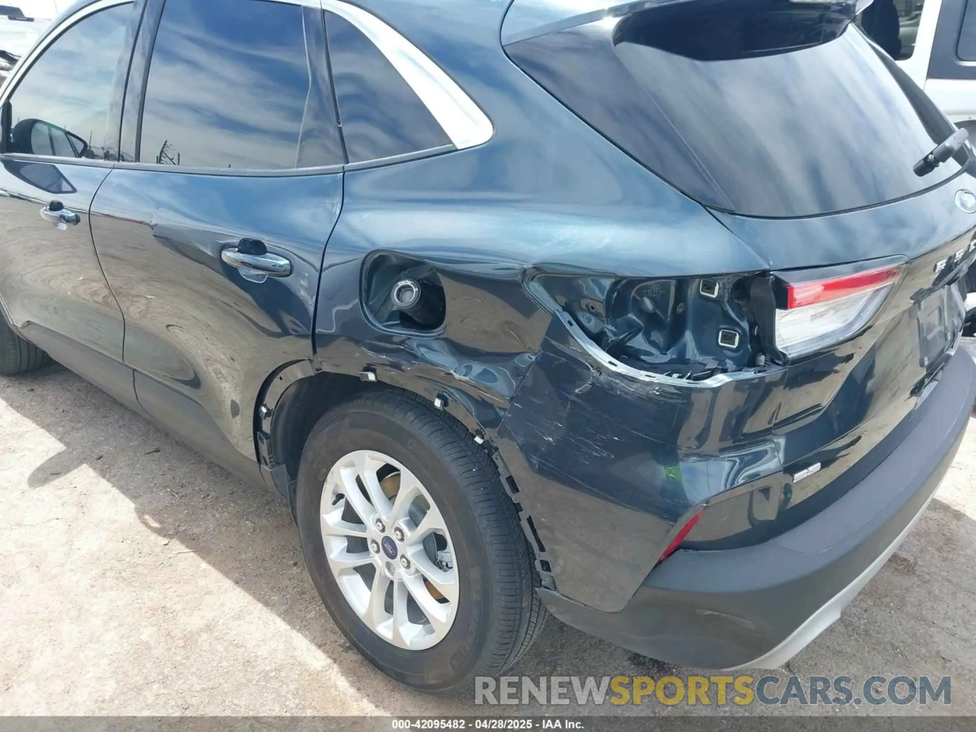 6 Photograph of a damaged car 1FMCU0G67NUB83713 FORD ESCAPE 2022
