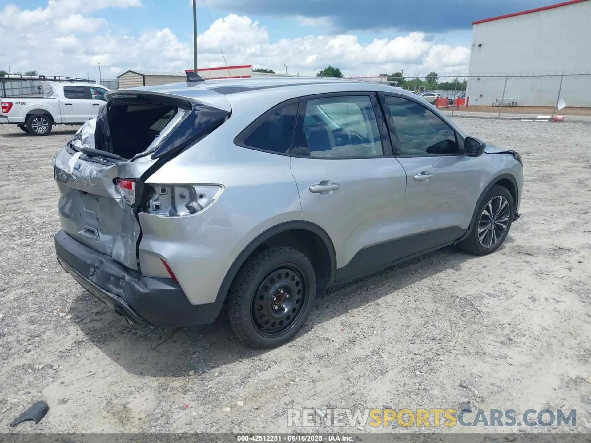 4 Photograph of a damaged car 1FMCU0G67NUC02311 FORD ESCAPE 2022