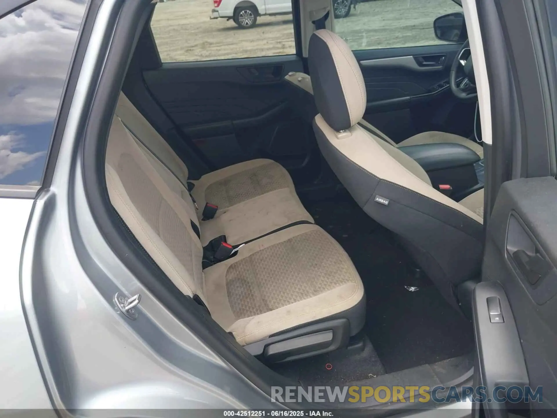 8 Photograph of a damaged car 1FMCU0G67NUC02311 FORD ESCAPE 2022