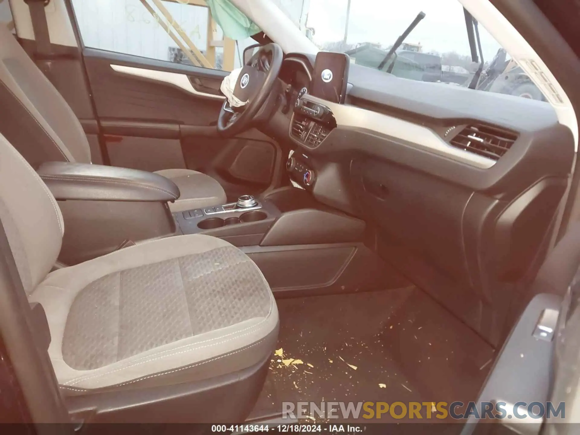 5 Photograph of a damaged car 1FMCU0G68NUA24828 FORD ESCAPE 2022