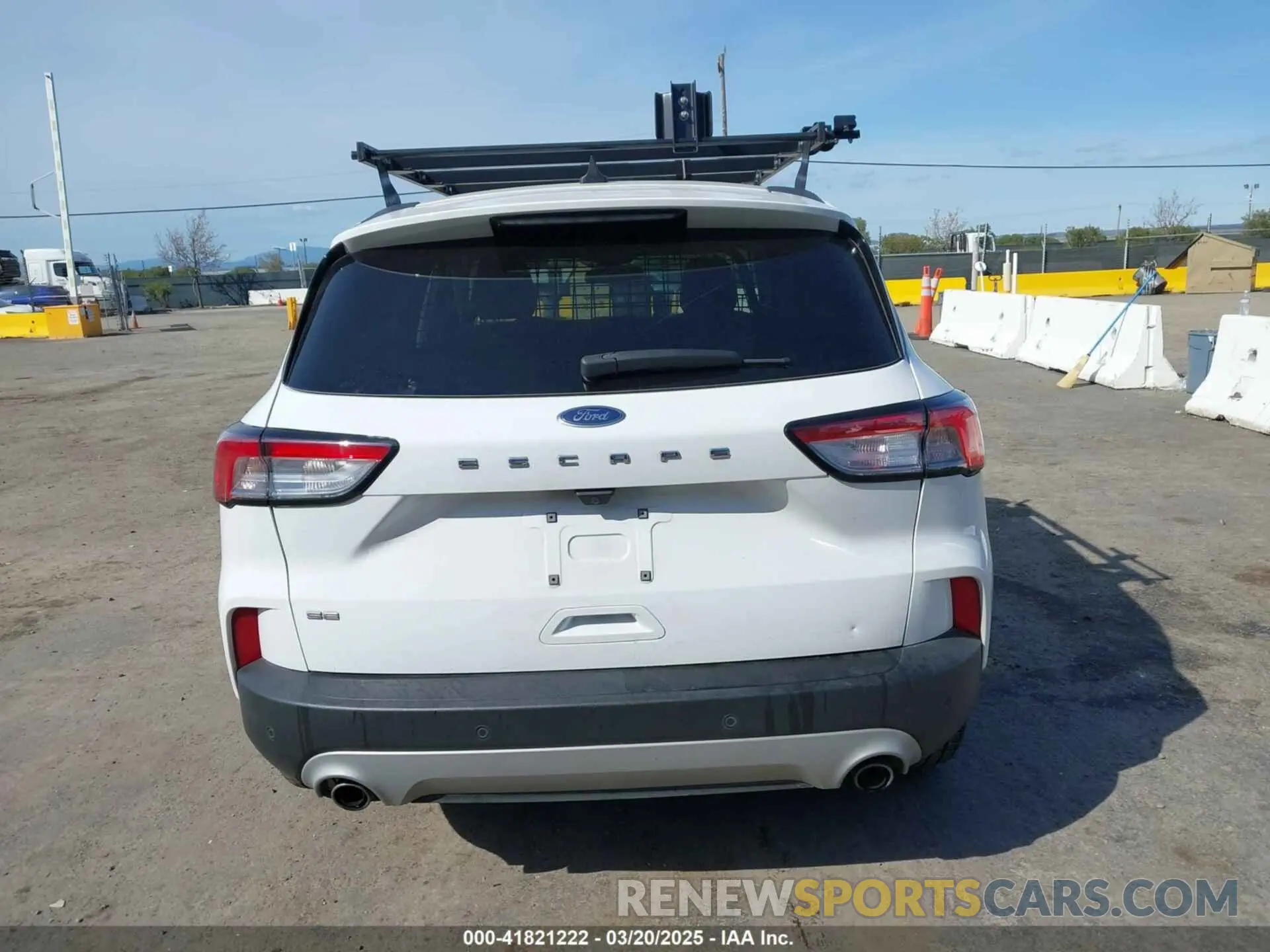 17 Photograph of a damaged car 1FMCU0G68NUA66965 FORD ESCAPE 2022